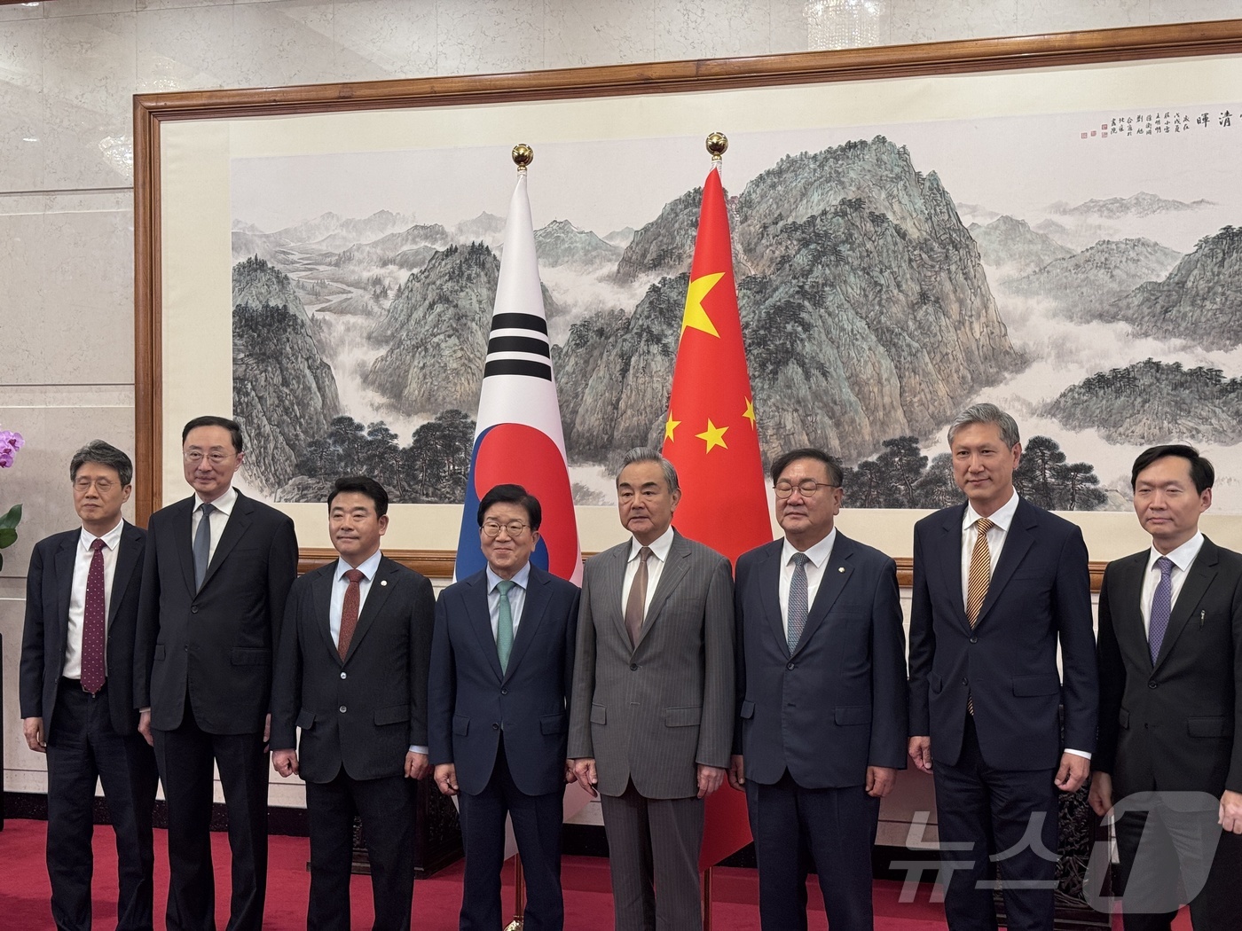 (베이징=뉴스1) 정은지 특파원 = 박병석 전 국회의장을 단장으로 하는 대통령 특사단이 24일 베이징 댜오위타이 국빈관에서 왕이 외교부장과 만났다. 사진 왼쪽부터 김한규 주중 한국 …