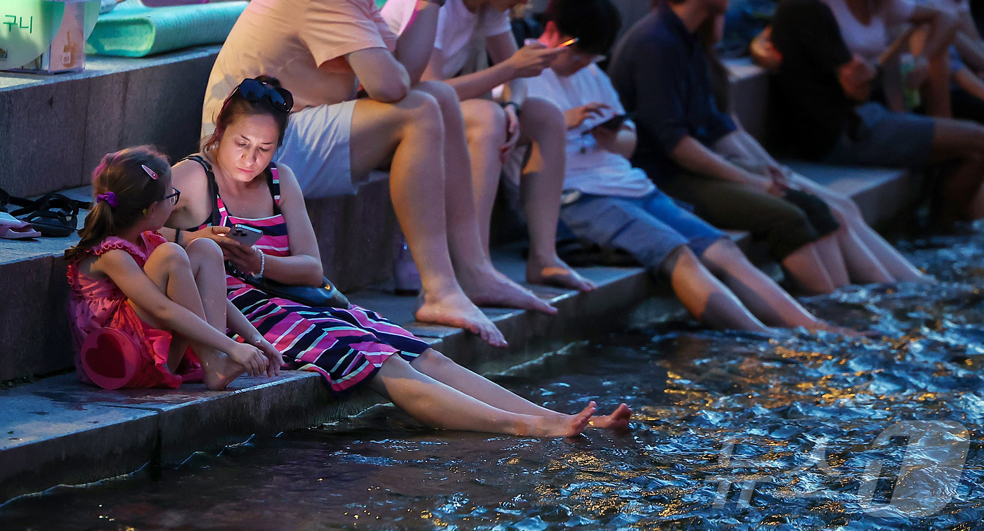 (서울=뉴스1) 김진환 기자 = 열대야가 이어지고 있는 24일 저녁 서울 중구 청계천을 찾은 시민들이 더위를 식히고 있다. 2025.8.24/뉴스1