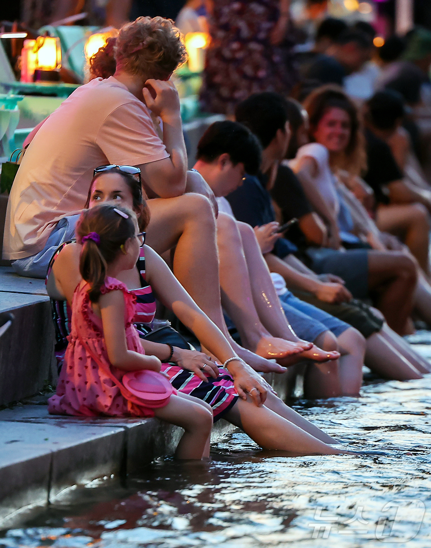 (서울=뉴스1) 김진환 기자 = 열대야가 이어지고 있는 24일 저녁 서울 중구 청계천을 찾은 시민들이 더위를 식히고 있다. 2025.8.24/뉴스1