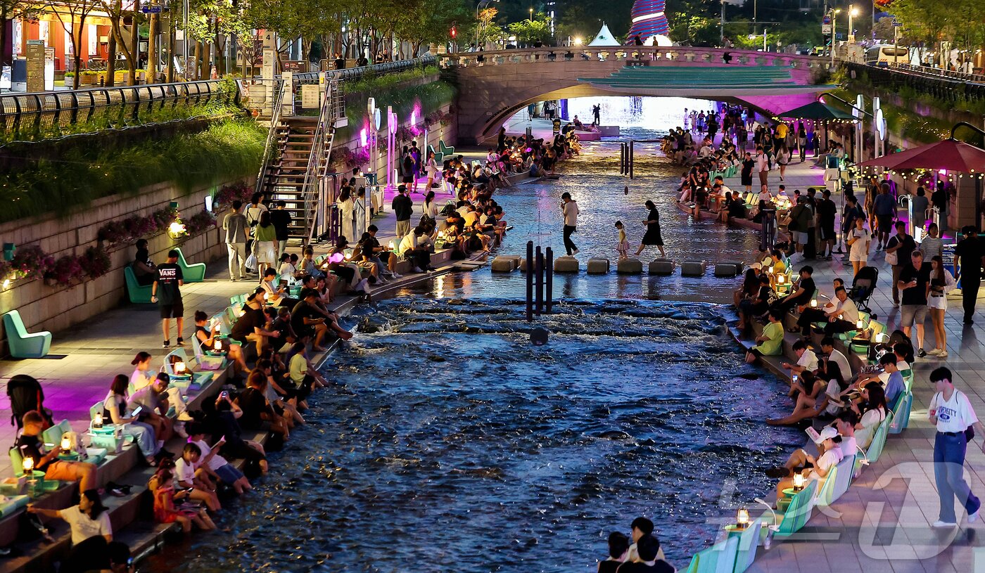 본문 이미지 - 열대야가 이어지고 있는 24일 저녁 서울 중구 청계천을 찾은 시민들이 더위를 식히고 있다. 2025.8.24/뉴스1 ⓒ News1 김진환 기자