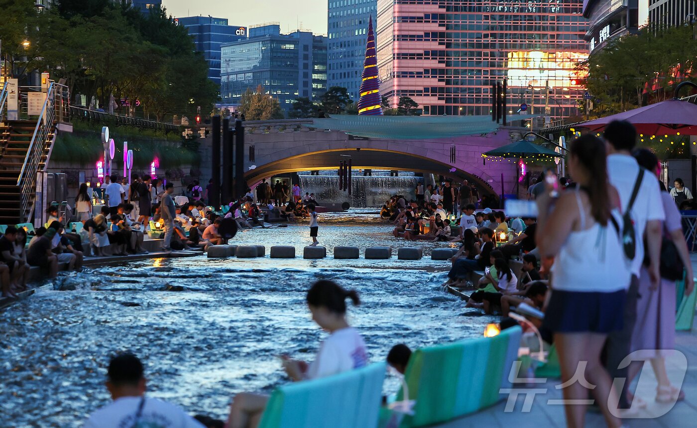 본문 이미지 - 열대야가 이어지고 있는 24일 저녁 서울 중구 청계천을 찾은 시민들이 더위를 식히고 있다. 2025.8.24/뉴스1 ⓒ News1 김진환 기자