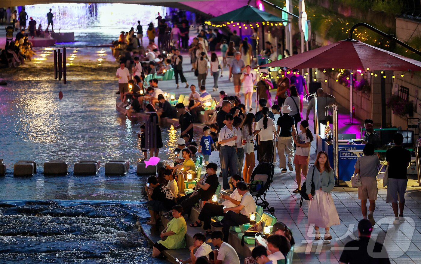 본문 이미지 - 열대야가 이어지고 있는 24일 저녁 서울 중구 청계천을 찾은 시민들이 더위를 식히고 있다. 2025.8.24/뉴스1 ⓒ News1 김진환 기자