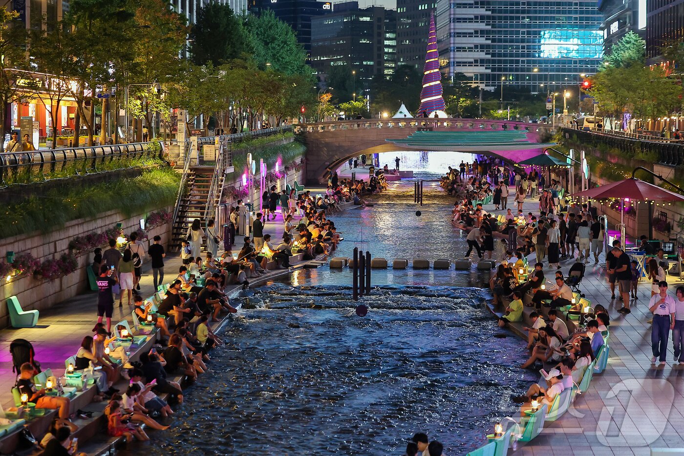 본문 이미지 - 열대야가 이어지고 있는 24일 저녁 서울 중구 청계천을 찾은 시민들이 더위를 식히고 있다. 2025.8.24/뉴스1 ⓒ News1 김진환 기자