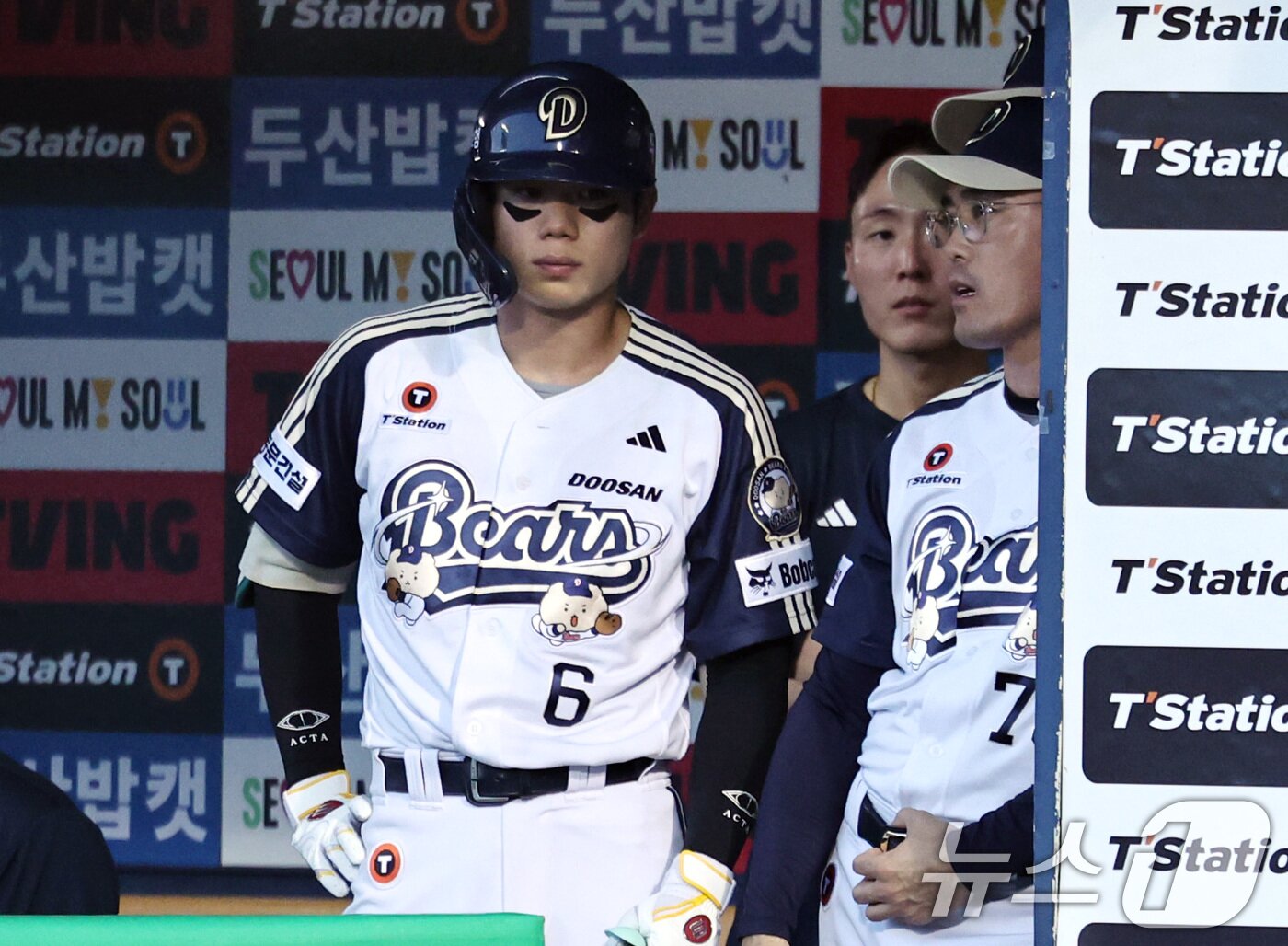 본문 이미지 - 24일 오후 서울 송파구 잠실야구장에서 열린 &#39;2025 신한 SOL뱅크 KBO리그&#39; 프로야구 kt 위즈와 두산 베어스의 경기에서 두산 조성환 감독대행&#40;오른쪽&#41;이 오명진과 대화하고 있다. 2025.8.24/뉴스1 ⓒ News1 구윤성 기자