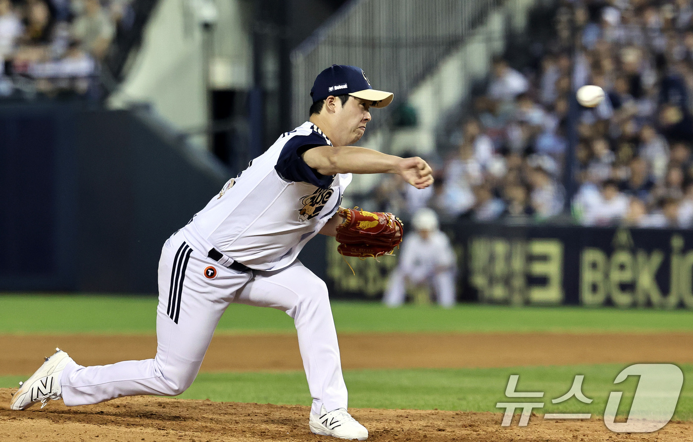 (서울=뉴스1) 구윤성 기자 = 24일 오후 서울 송파구 잠실야구장에서 열린 '2025 신한 SOL뱅크 KBO리그' 프로야구 kt 위즈와 두산 베어스의 경기에서 7회초 두산의 두번 …