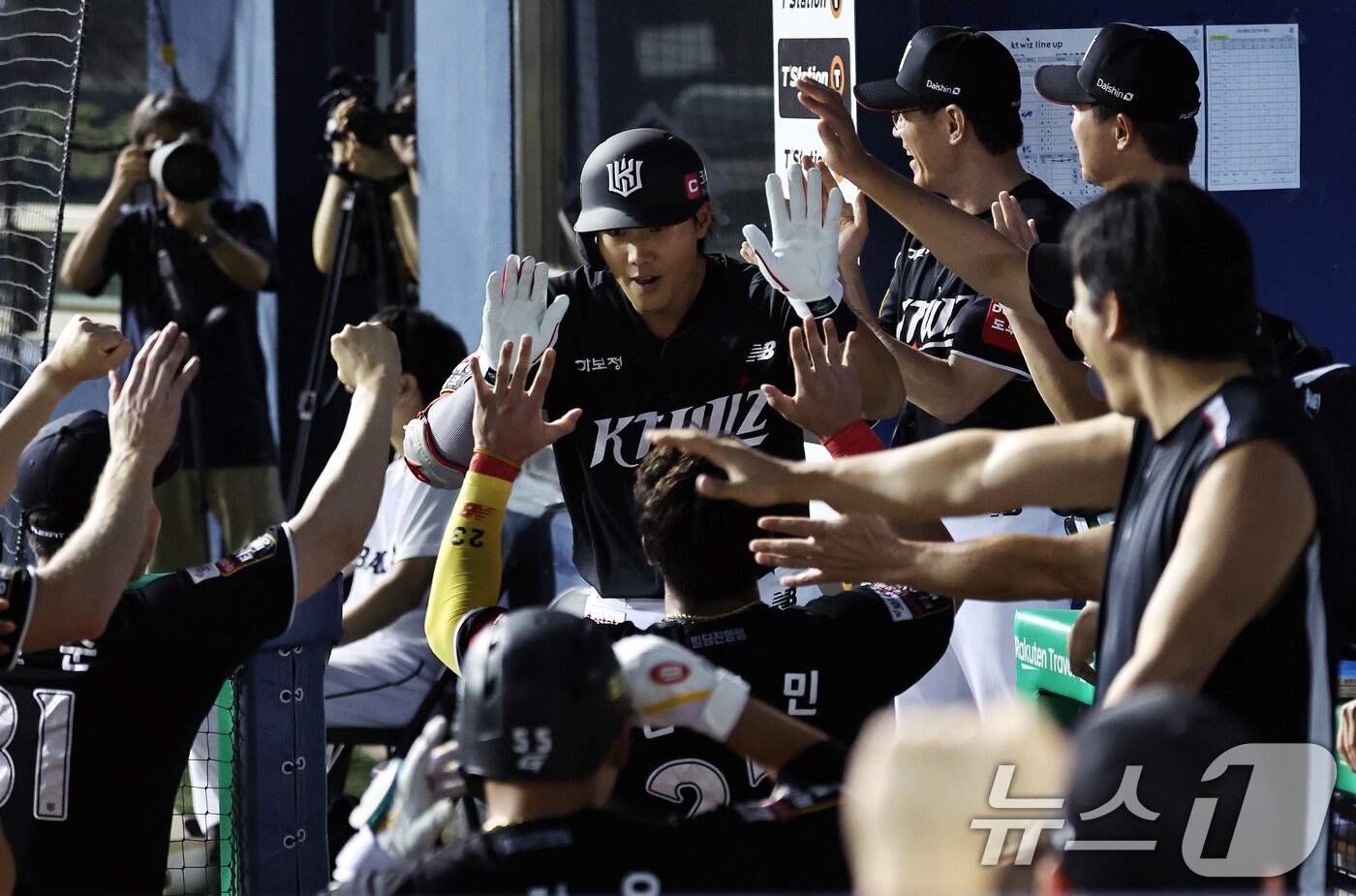 본문 이미지 - KT 위즈는 두산 베어스와 잠실 3연전에서 싹쓸이, 반등에 성공했다. 2025.8.24/뉴스1 ⓒ News1 구윤성 기자