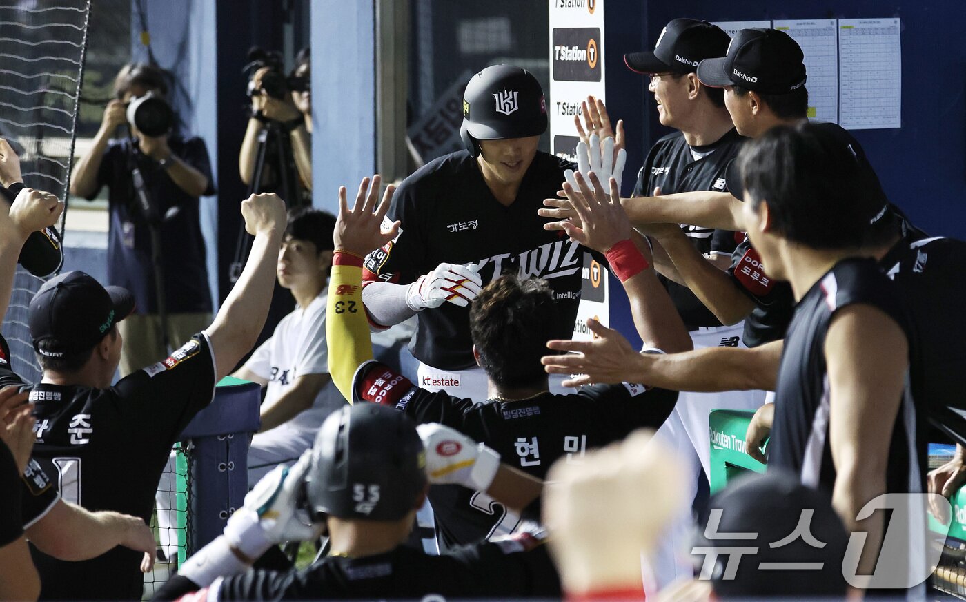 본문 이미지 - 24일 오후 서울 송파구 잠실야구장에서 열린 &#39;2025 신한 SOL뱅크 KBO리그&#39; 프로야구 kt 위즈와 두산 베어스의 경기에서 kt의 8회초 2사 1,2루 상황때 장진혁이 스리런 홈런을 친 뒤 동료들과 기쁨을 나누고 있다. 2025.8.24/뉴스1 ⓒ News1 구윤성 기자