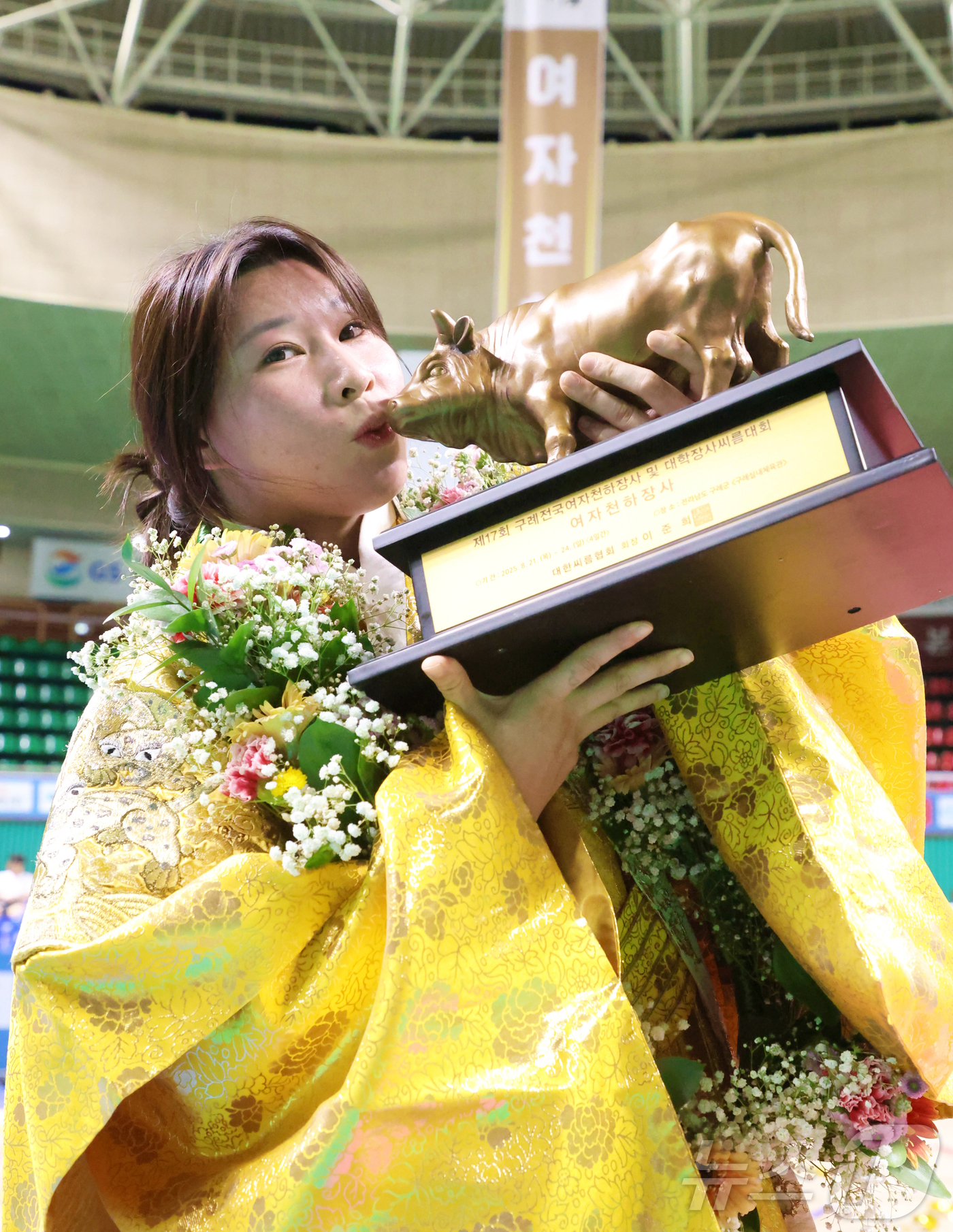 (서울=뉴스1) 김진환 기자 = 24일 전라남도 구례군 구례실내체육관에서 열린 ‘제17회 구례전국여자천하장사 및 대학장사씨름대회'에서 여자천하장사에 등극한 김다영(괴산군청)이 황소 …