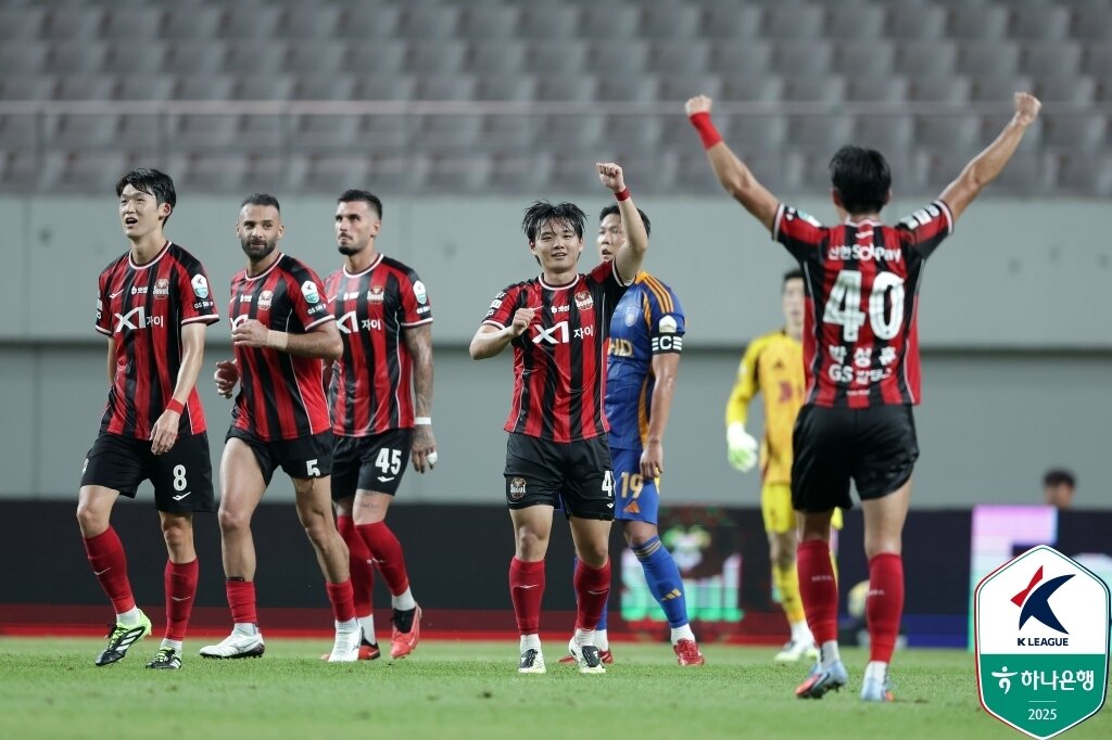 본문 이미지 - FC서울 선수들이 울산 HD전 득점 후 기뻐하고 있다. &#40;한국프로축구연맹 제공&#41;