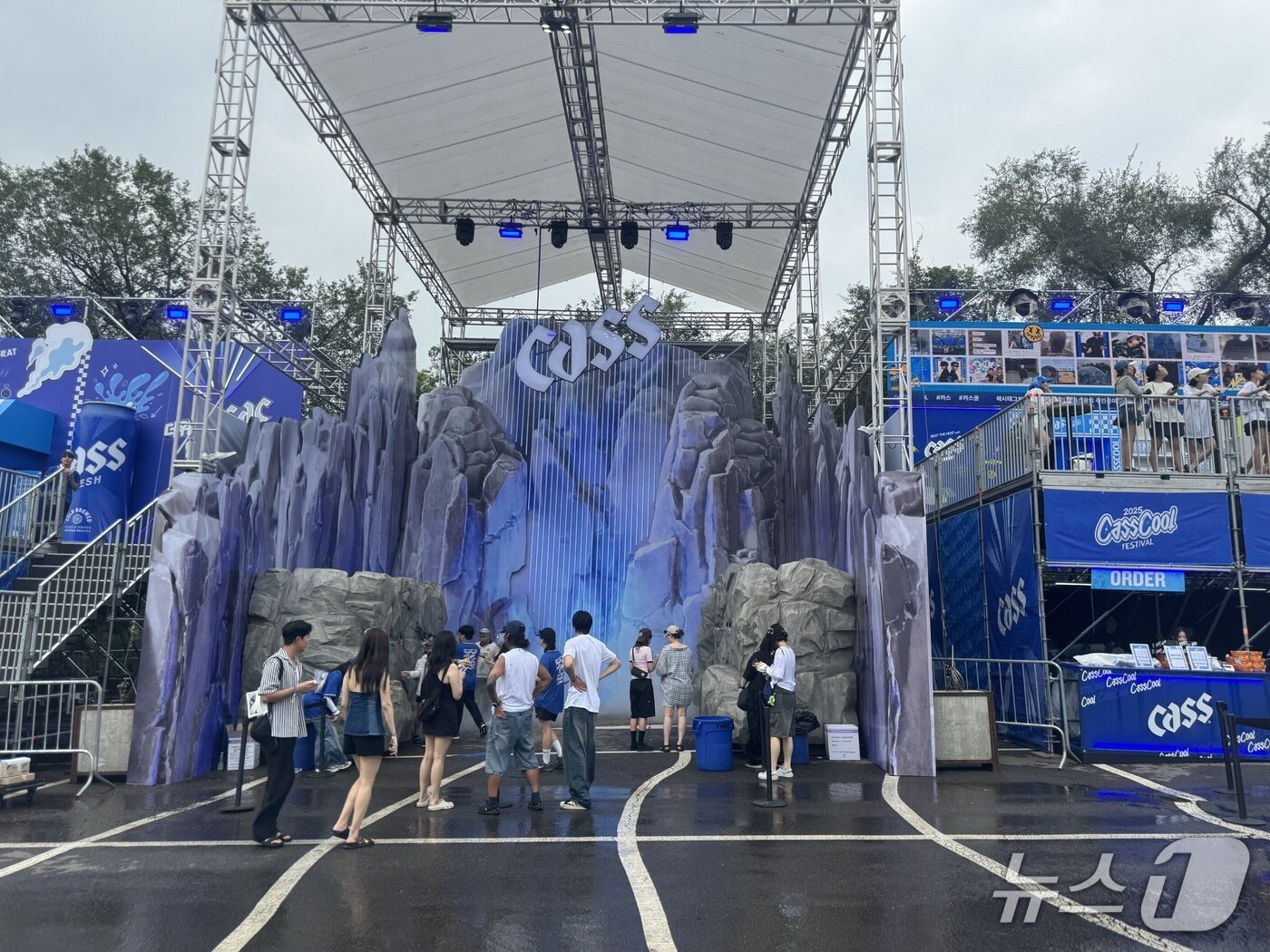 본문 이미지 - 3일 경기 과천 서울랜드에서 열린 '카스쿨 페스티벌' 행사장 곳곳에 다양한 포토존과 시음존 등 브랜드 체험 프로그램이 마련됐다../뉴스1 ⓒ News1 이강 기자