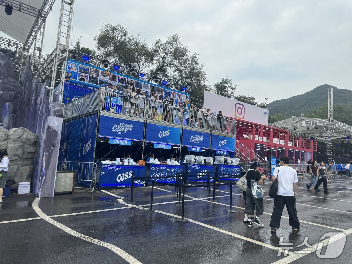 본문 이미지 - 3일 경기 과천 서울랜드에서 열린 '카스쿨 페스티벌' 행사장 곳곳에 다양한 포토존과 시음존 등 브랜드 체험 프로그램이 마련됐다../뉴스1 ⓒ News1 이강 기자