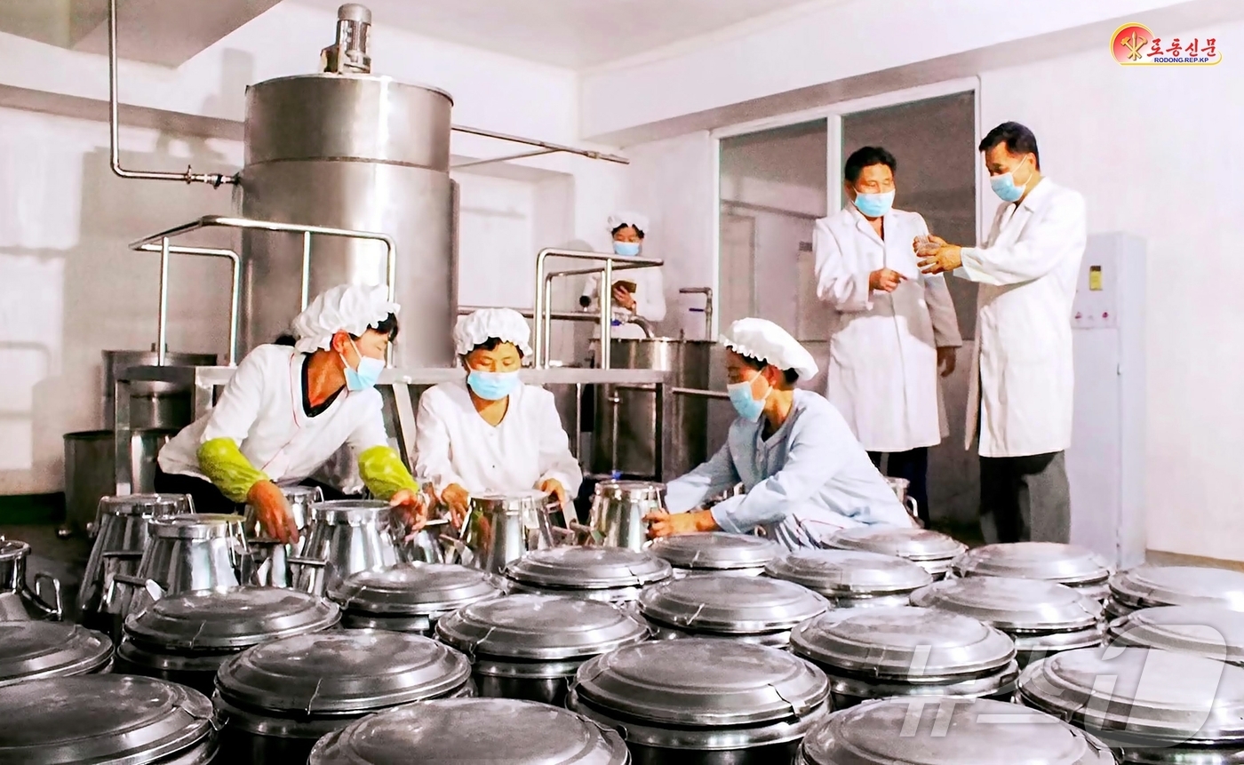 (평양 노동신문=뉴스1) = 북한 노동당 기관지 노동신문은 25일 청봉종합식료공장에서 보다 능률적인 젖제품(유제품)생산설비를 제작했다고 보도했다. [국내에서만 사용가능. 재배포 금 …