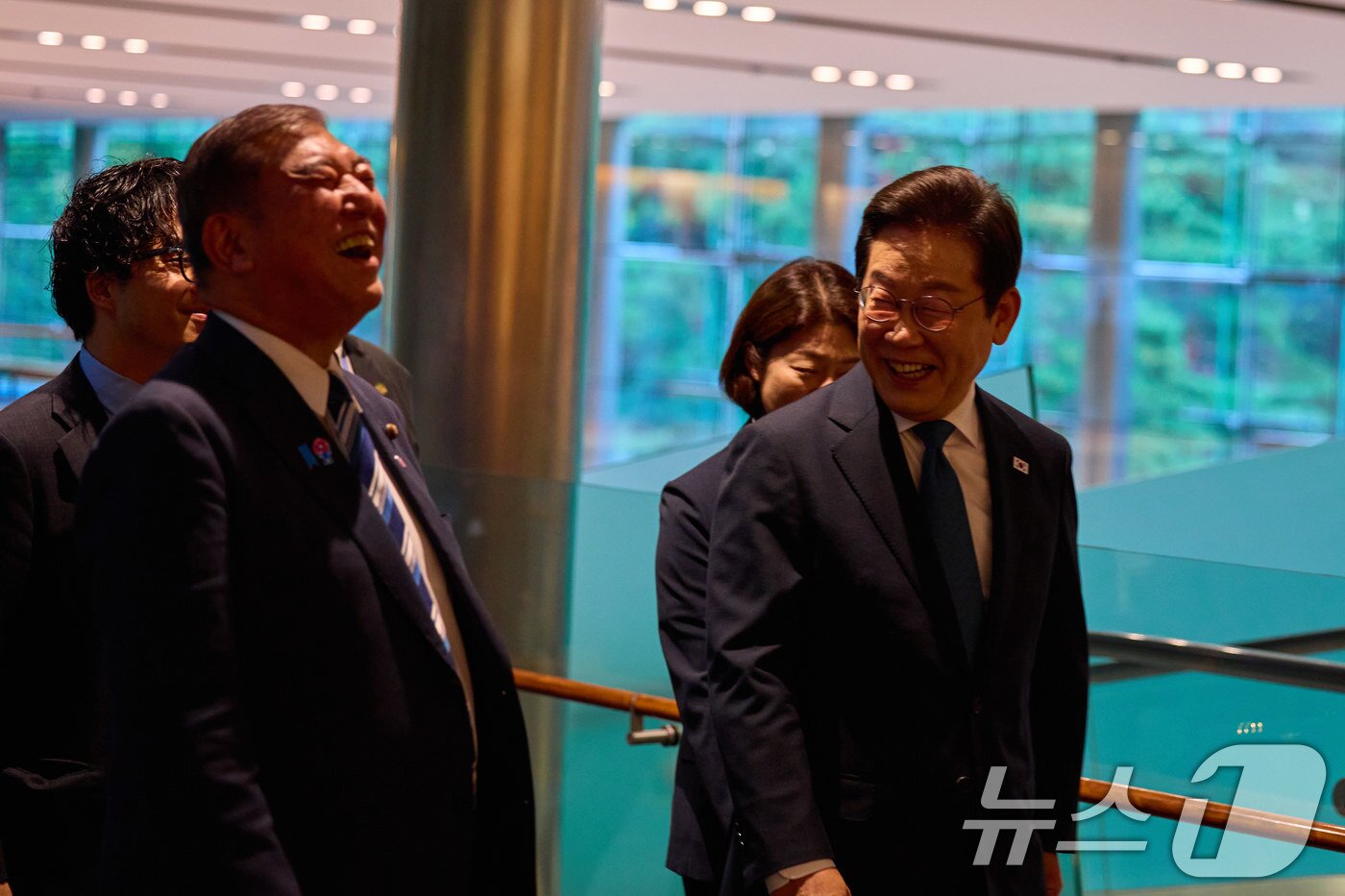 본문 이미지 - 이재명 대통령과 이시바 시게루 일본 총리가 지난달 23일 일본 도쿄 총리 관저에서 회담을 갖기 위해 발걸음을 옮기고 있다. &#40;이재명 대통령 SNS. 재판매 및 DB금지&#41;