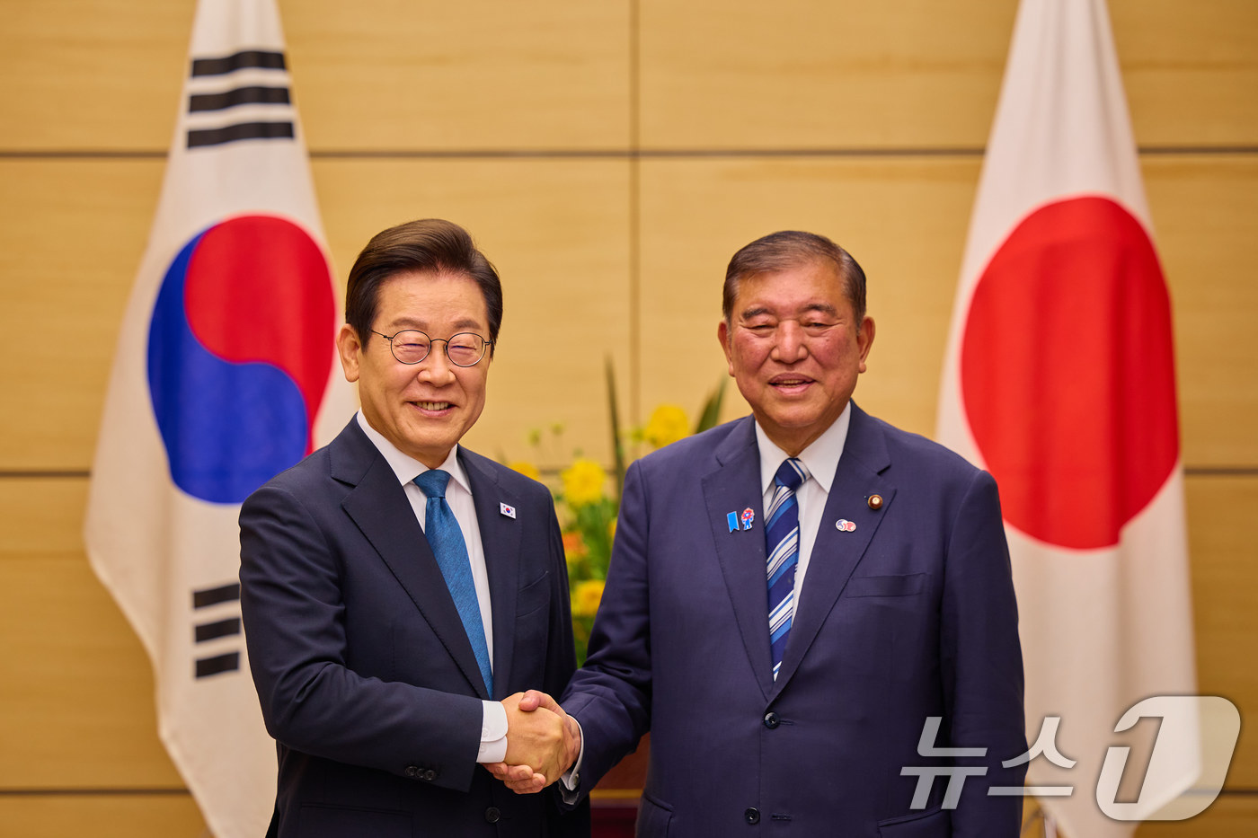 (서울=뉴스1) 이재명 기자 = 이재명 대통령과 이시바 시게루 일본 총리가 23일(현지시간) 일본 도쿄 총리 관저에서 소인수 정상회담에 앞서 기념촬영을 하고 있다. (이재명 대통령 …