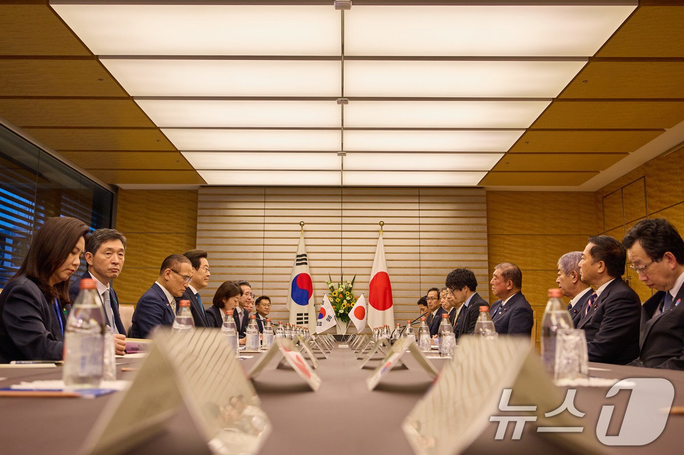 본문 이미지 - 이재명 대통령과 이시바 시게루 일본 총리가 23일(현지시간) 일본 도쿄 총리 관저에서 한일 확대 정상회담을 하고 있다, (이재명 대통령 SNS. 재판매 및 DB금지) 2025.8.25/뉴스1 ⓒ News1 이재명 기자