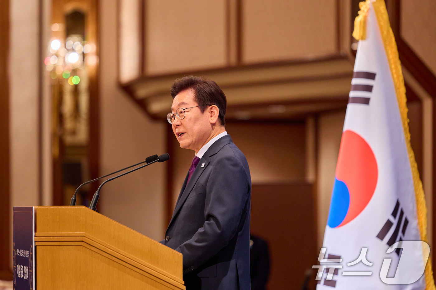 (서울=뉴스1) 이재명 기자 = 한일 정상회담을 위해 일본을 방문중인 이재명 대통령이 23일(현지시간) 일본 도쿄의 한 호텔에서 열린 재일동포 오찬 간담회에서 발언을 하고 있다. …