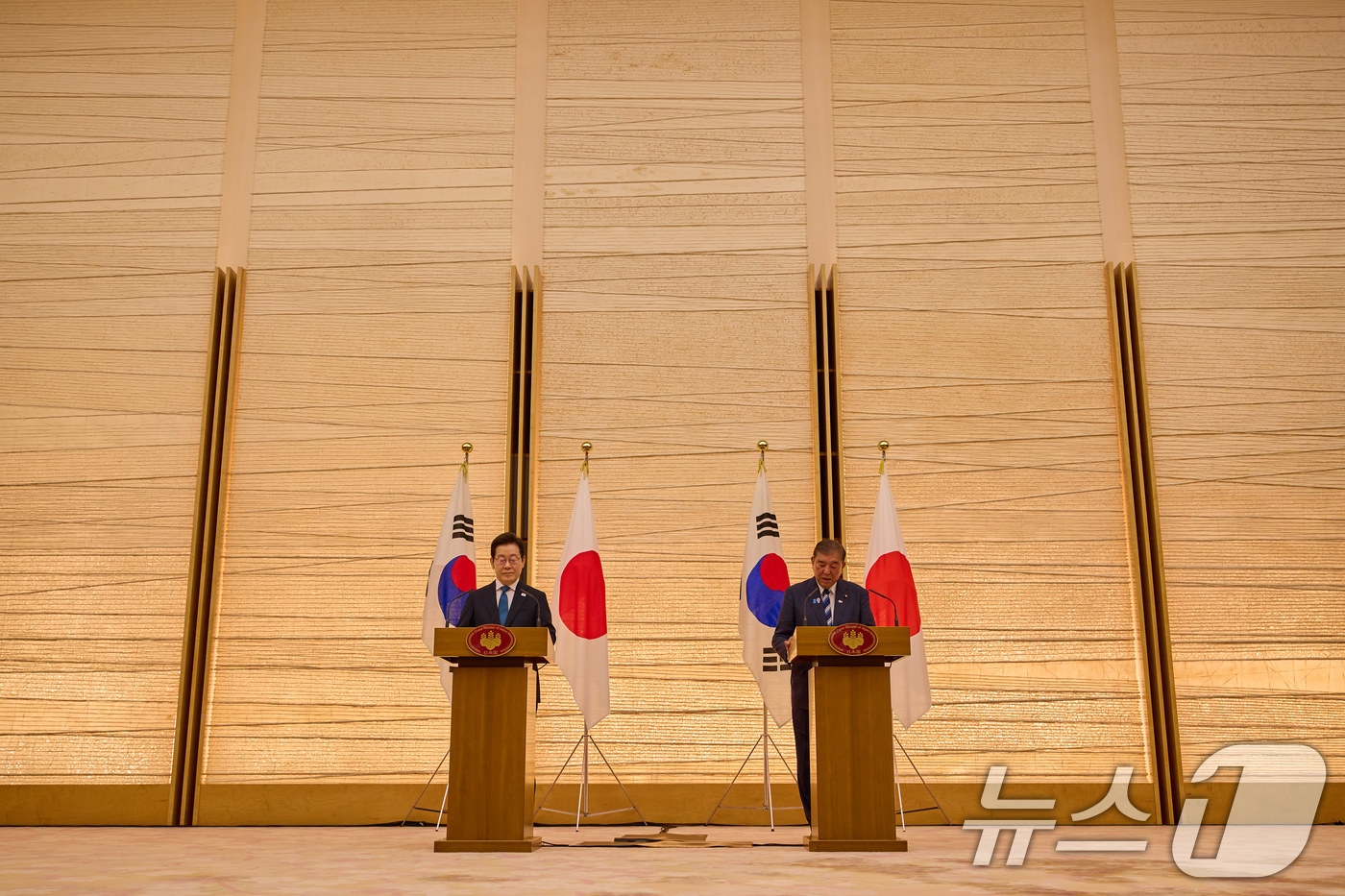 (서울=뉴스1) 이재명 기자 = 이재명 대통령과 이시바 시게루 일본 총리가 23일(현지시간) 일본 도쿄 총리 관저에서 한일 공동언론발표를 하고 있다. (이재명 대통령 SNS. 재판 …