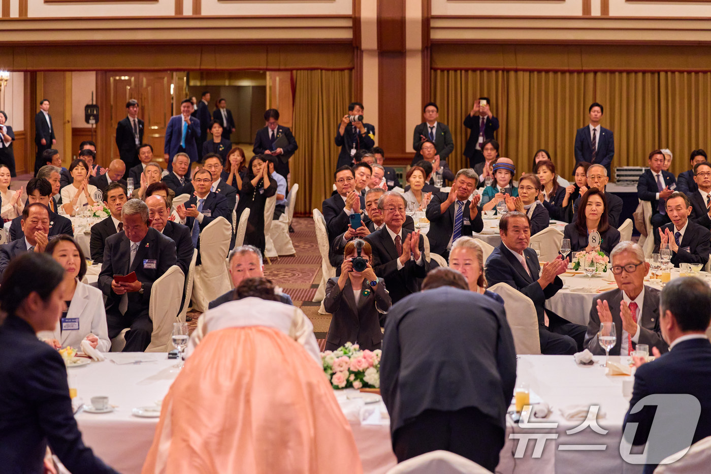 (서울=뉴스1) 이재명 기자 = 한일 정상회담을 위해 일본을 방문중인 이재명 대통령과 김혜경 여사가 23일(현지시간) 일본 도쿄의 한 호텔에서 열린 재일동포 오찬 간담회에서 인사를 …