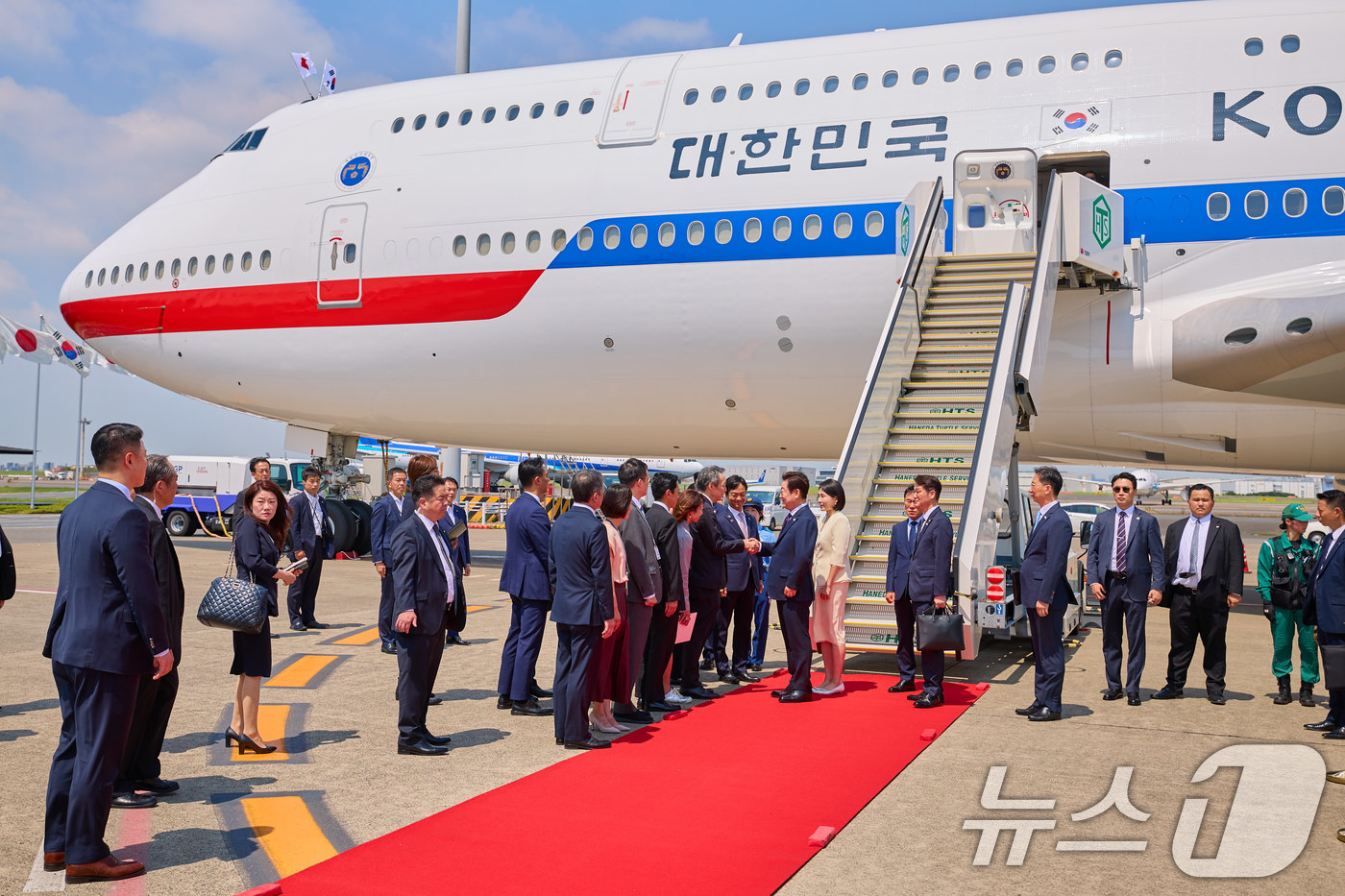 (서울=뉴스1) 이재명 기자 = 이재명 대통령과 김혜경 여사가 23일(현지시간) 이시바 시게루 총리와 정상회담을 하기 위해 일본 도쿄 하네다 국제공항에 도착하고 있다. (이재명 대 …