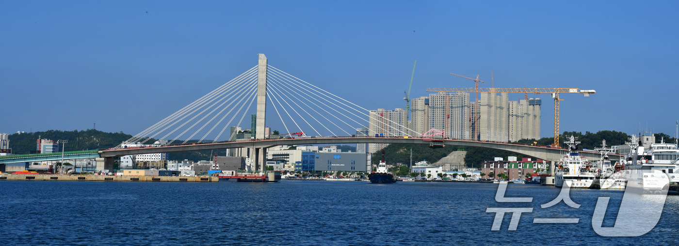 (포항=뉴스1) 최창호 기자 = 25일 포스코 이앤씨가 시공 중인 경북 포항시 해오름대교 공사가 안전점검을 마친 후 재개됐다.고용노동부는 지난달 28일 경남 의령 고속도로 건설 현 …