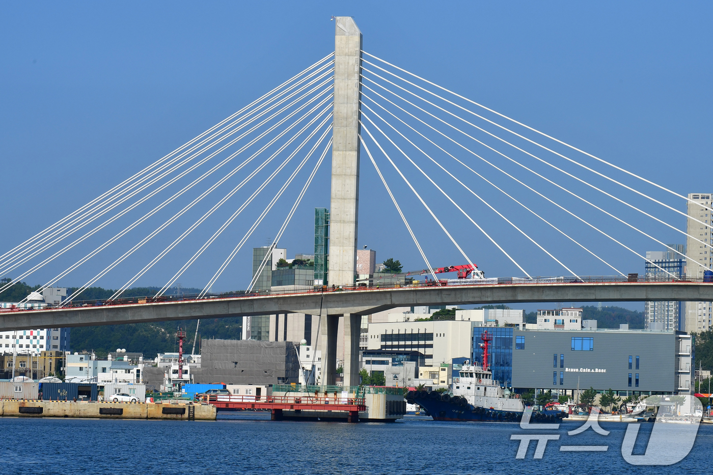 (포항=뉴스1) 최창호 기자 = 25일 포스코 이앤씨가 시공 중인 경북 포항시 해오름대교 공사가 안전점검을 마친 후 재개됐다.고용노동부는 지난달 28일 경남 의령 고속도로 건설 현 …