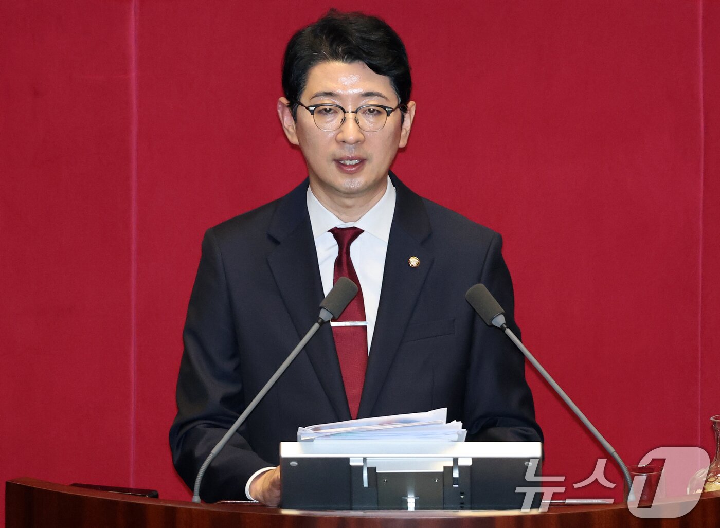 본문 이미지 - 주진우 국민의힘 의원이 25일 오전 서울 여의도 국회에서 열린 제428회 국회&#40;임시회&#41; 제2차 본회의에서 &#39;2차 상법 개정안&#39;에 대한 필리버스터&#40;무제한 토론&#41;를 하고 있다. 2025.8.25/뉴스1 ⓒ News1 이승배 기자
