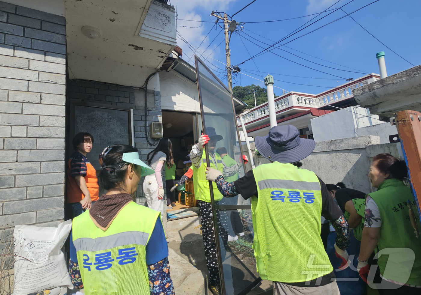 (공주=뉴스1) 이동원 기자 = 공주시 옥룡동은 지난 22일 옥룡동복지봉사단 회원들과 함께 관내 집중 사례관리대상 가구를 대상으로 주거환경 개선 봉사활동을 실시했다.이날 옥룡동 직 …