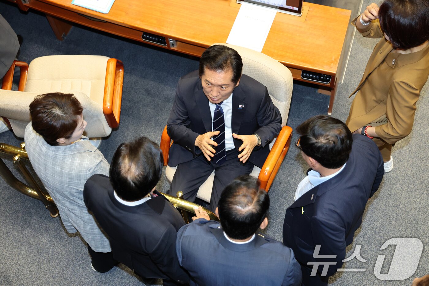 본문 이미지 - 정청래 더불어민주당 대표가 25일 오전 서울 여의도 국회에서 열린 제428회 국회(임시회) 제2차 본회의에서 의원들과 대화하고 있다. 2025.8.25/뉴스1 ⓒ News1 이승배 기자