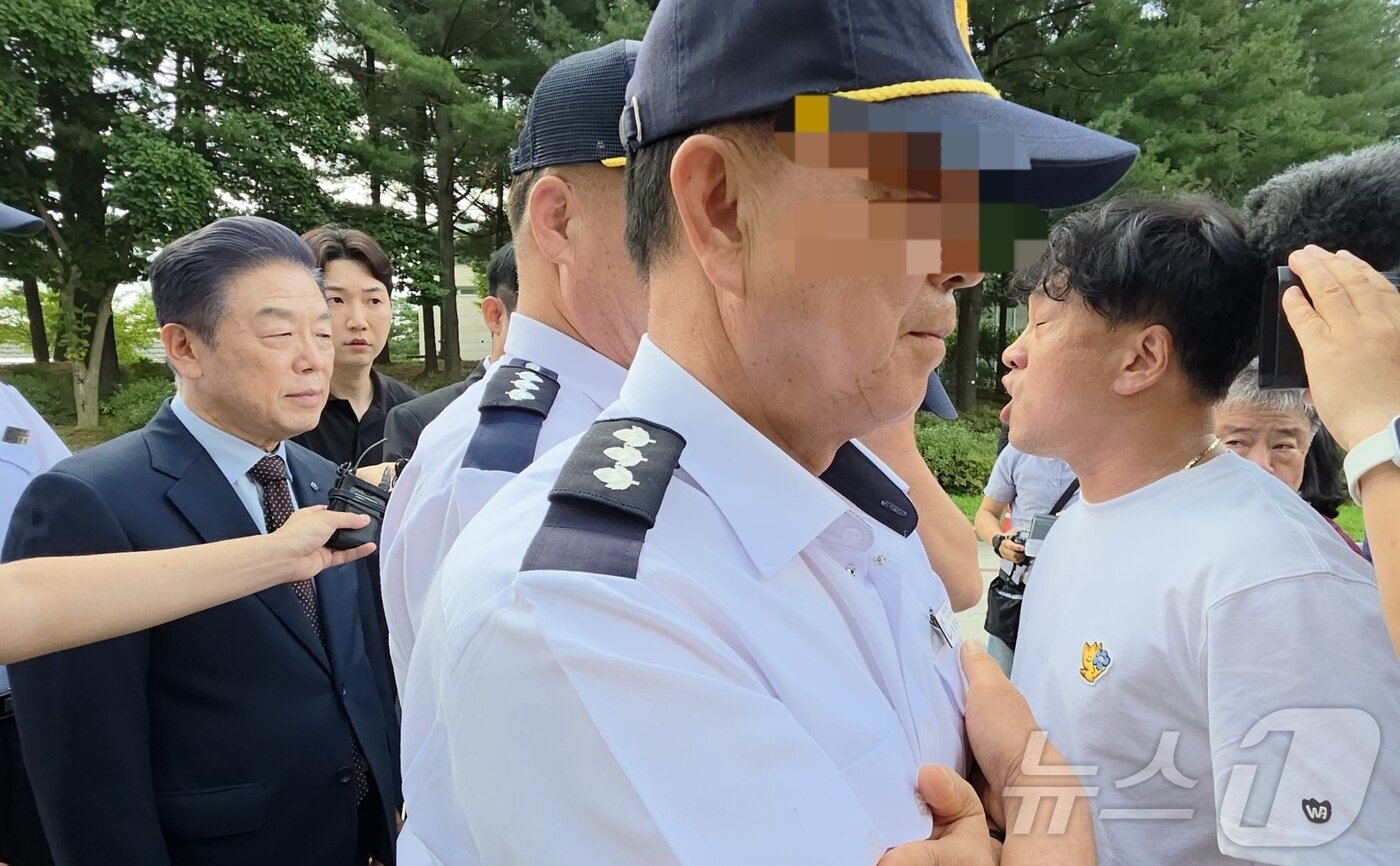 본문 이미지 - 김원일 씨(오른쪽)가 지난 25일 관장실로 출근하려는  김형석 관장을 막아서며 사퇴를 촉구하고 있다. 2025.8.25/뉴스1 ⓒ News1 이시우 기자