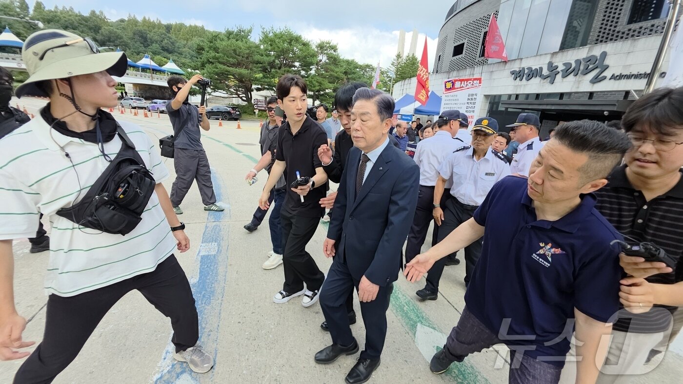 본문 이미지 - 김형석 독립기념관장이 지난 25일 천안 독립기념관으로 출근을 하다가 독립운동가 후손들의 출근저지에 발길을 돌리고 있다. 2025.8.25/뉴스1 ⓒ News1 이시우 기자