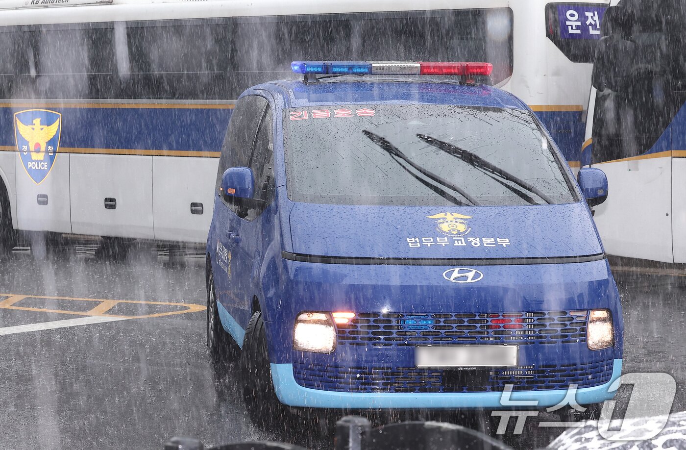 본문 이미지 - 구속된 '건진법사' 전성배 씨를 태운 호송차가 25일 오전 소환조사를 위해 서울 종로구에 마련된 김건희 특검팀(특별검사 민중기) 사무실로 들어가고 있다. 2025.8.25/뉴스1 ⓒ News1 김성진 기자