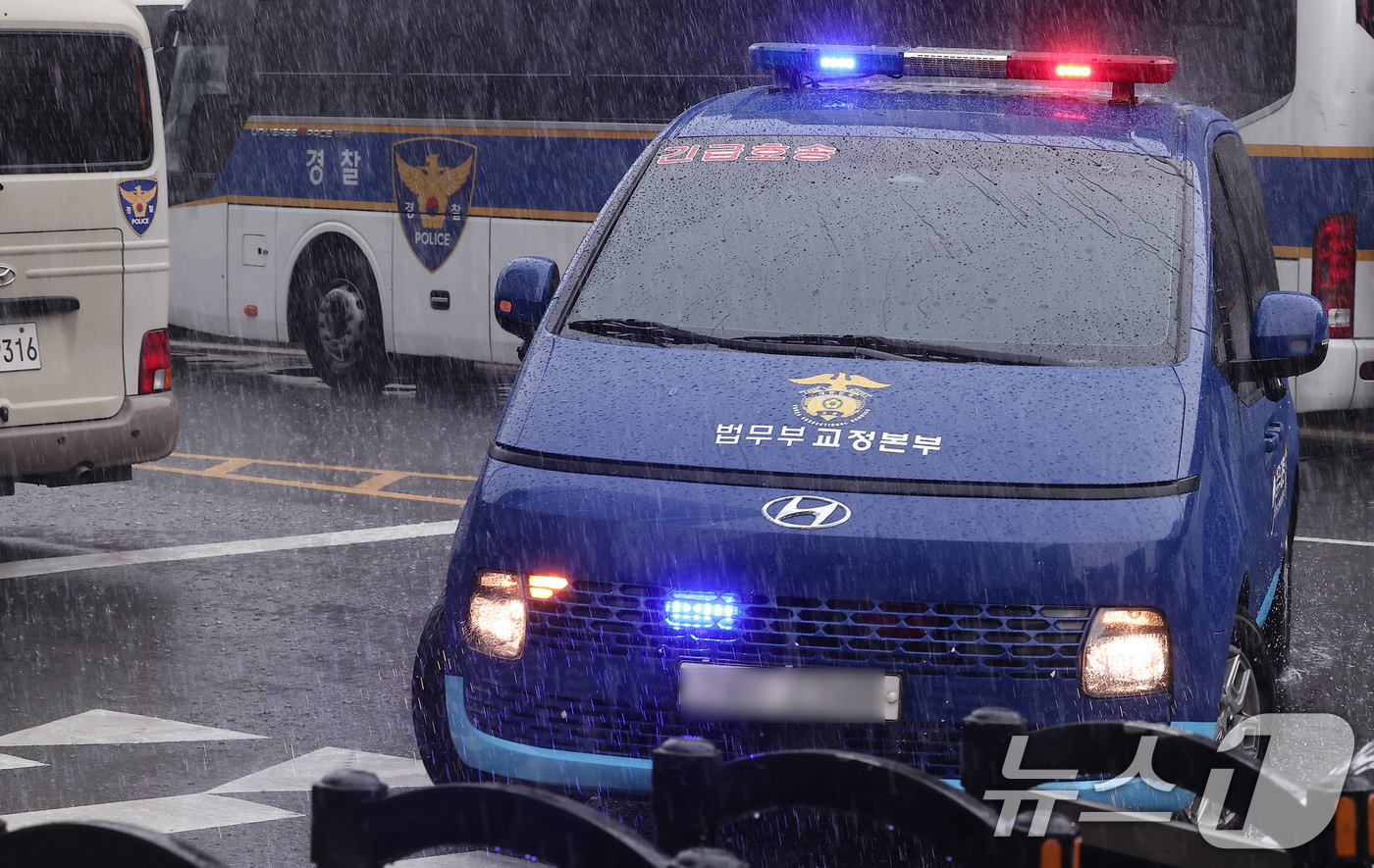 (서울=뉴스1) 김성진 기자 = 구속된 '건진법사' 전성배 씨를 태운 호송차가 25일 오전 소환조사를 위해 서울 종로구에 마련된 김건희 특검팀(특별검사 민중기) 사무실로 들어가고 …