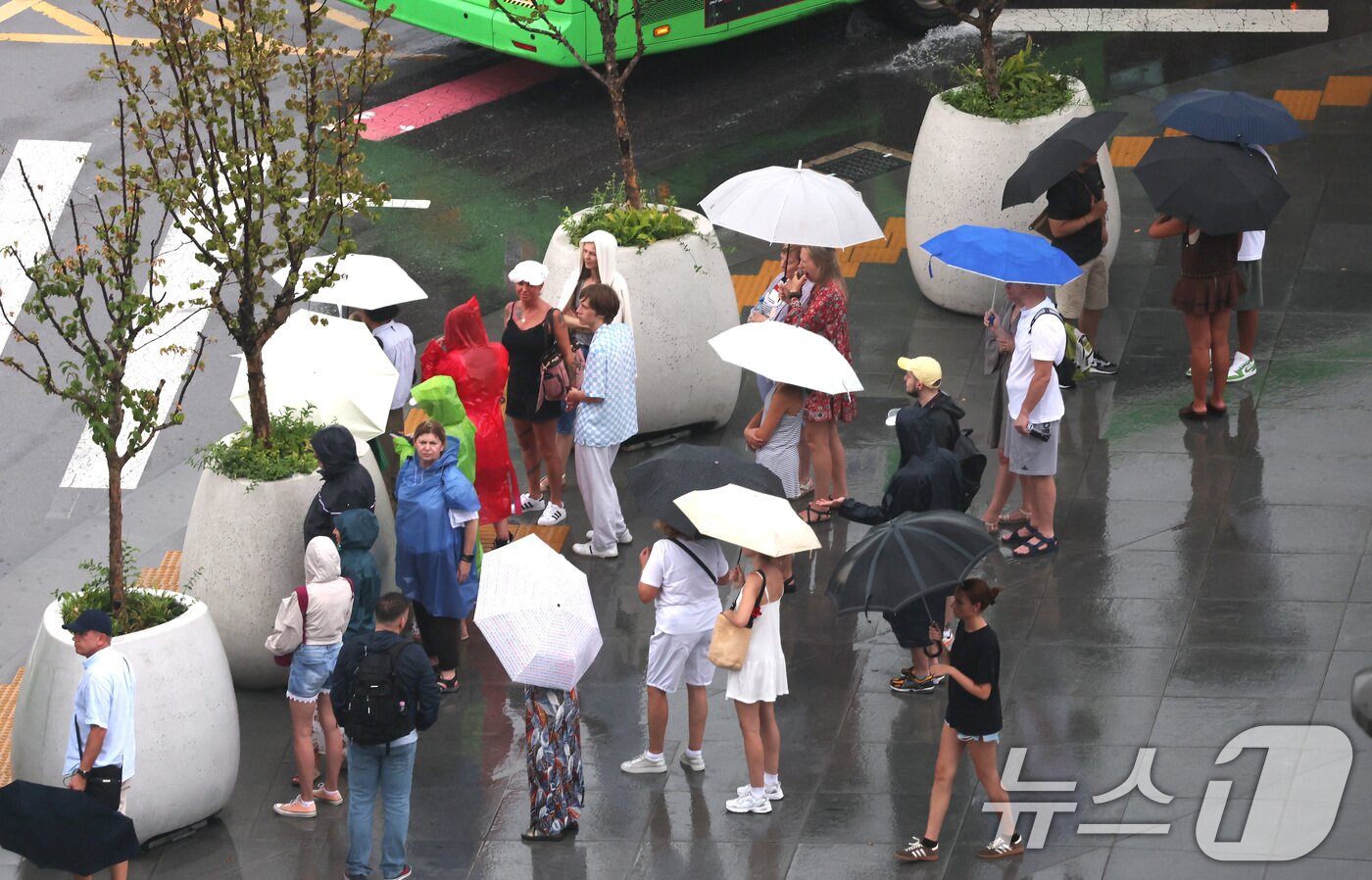 본문 이미지 - 25일 오전 서울 종로구 광화문광장 인근에서 우산을 쓴 외국인 관광객들이 발걸음을 옮기고 있다.  2025.8.25/뉴스1 ⓒ News1 임세영 기자