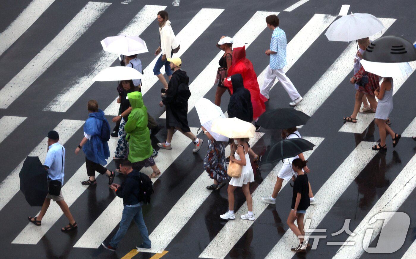 본문 이미지 - 25일 오전 서울 종로구 광화문광장 인근에서 우산을 쓴 외국인 관광객들이 발걸음을 옮기고 있다.  2025.8.25/뉴스1 ⓒ News1 임세영 기자