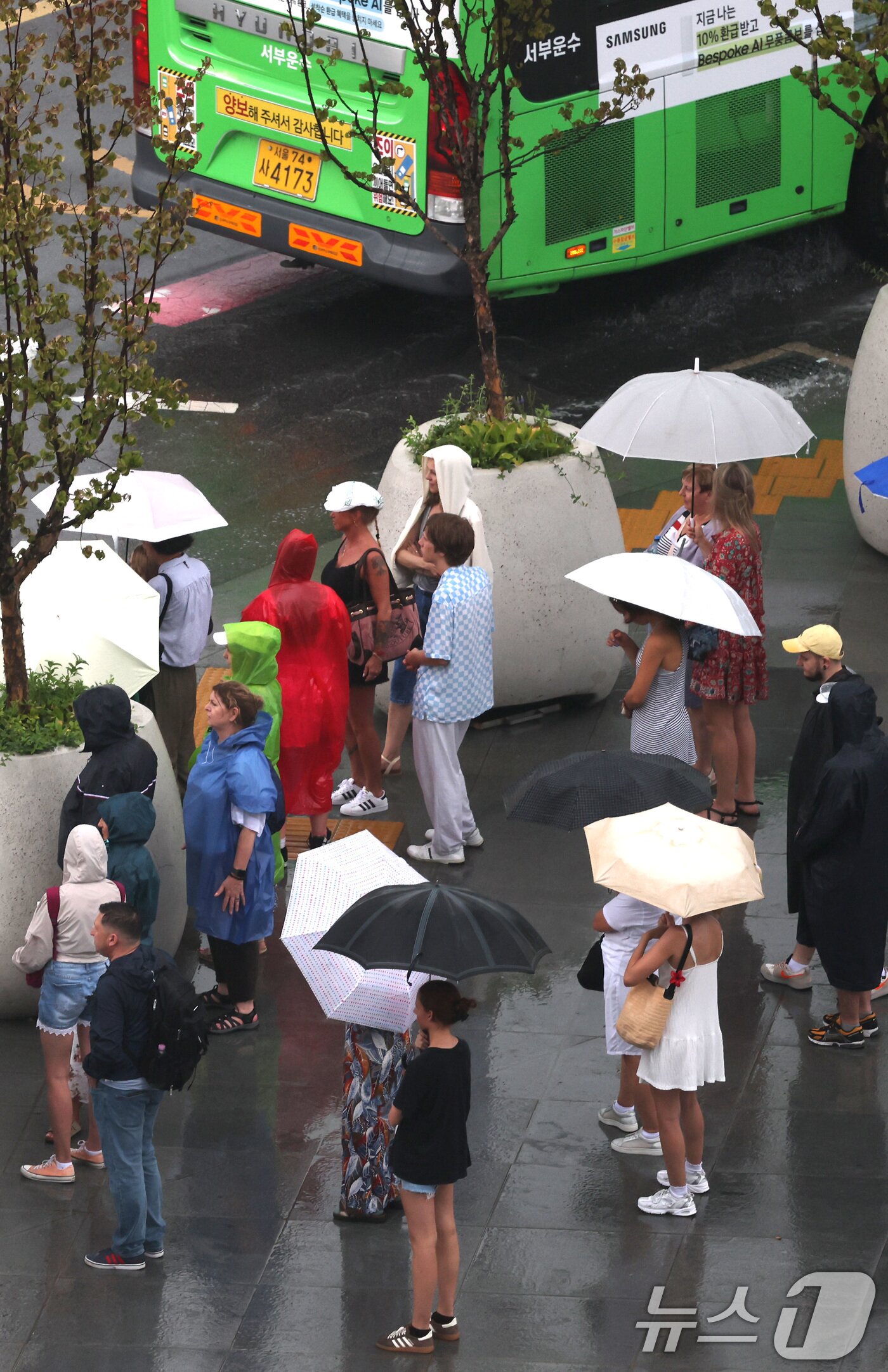 본문 이미지 - 25일 오전 서울 종로구 광화문광장 인근에서 우산을 쓴 외국인 관광객들이 발걸음을 옮기고 있다. 2025.8.25/뉴스1 ⓒ News1 임세영 기자