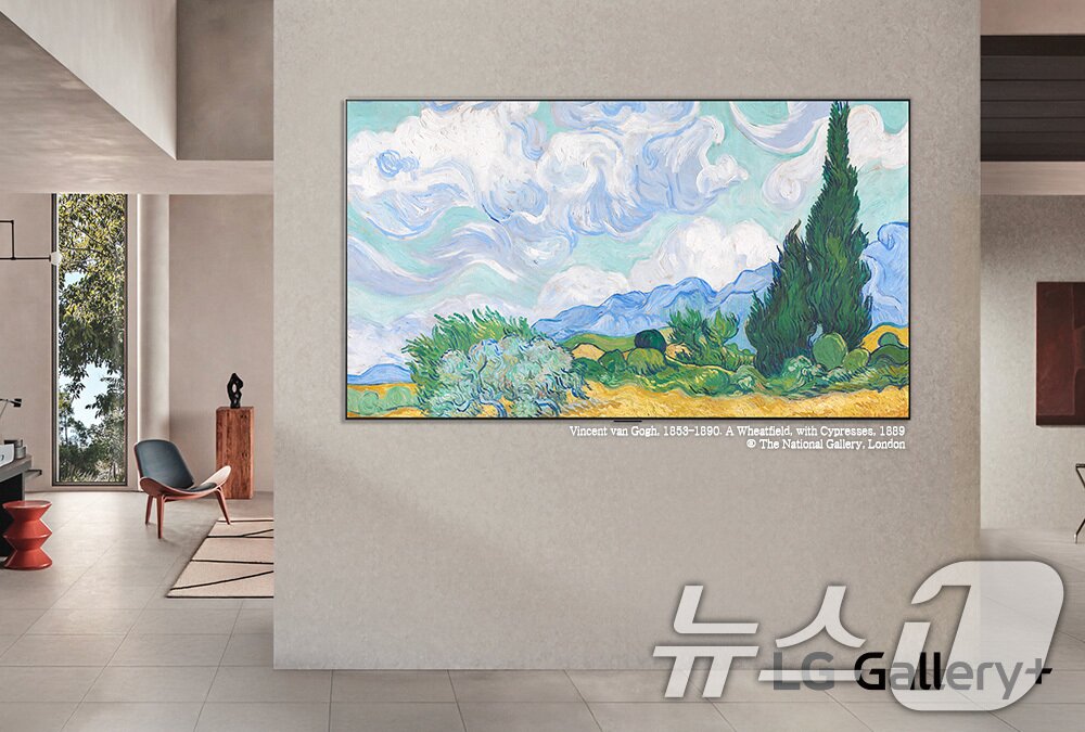 본문 이미지 -  LG 갤러리+를 통해 영국 내셔널 갤러리 런던에 전시된 반 고흐의 작품 &#39;사이프러스가 있는 밀밭&#39;을 집 안에서 감상하는 모습. &#40;LG전자 제공. 재판매 및 DB 금지&#41; 2025.8.25/뉴스1