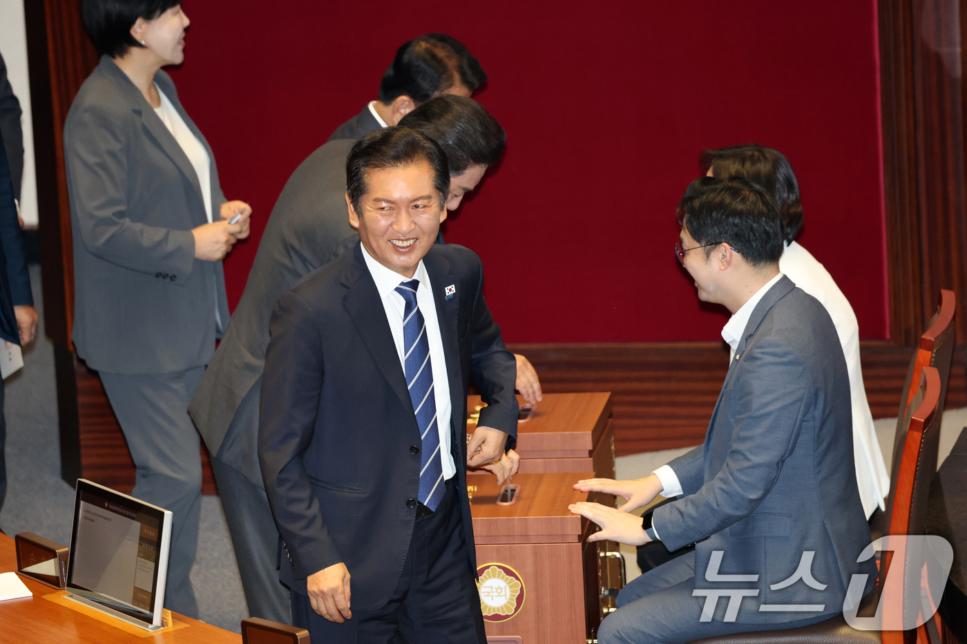 (서울=뉴스1) 이승배 기자 = 정청래 더불어민주당 대표가 25일 오전 서울 여의도 국회에서 열린 제428회 국회(임시회) 제2차 본회의에서 '2차 상법 개정안' 투표를 마치고 발 …