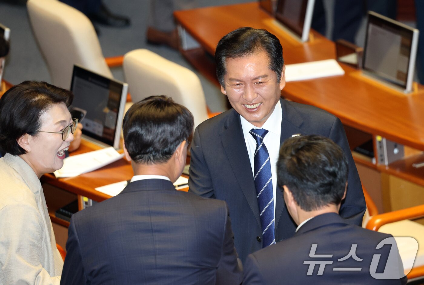 본문 이미지 - 정청래 더불어민주당 대표가 25일 오전 서울 여의도 국회에서 열린 제428회 국회&#40;임시회&#41; 제2차 본회의에서 &#39;2차 상법 개정안&#39; 투표를 마치고 의원들과 인사하고 있다. 2025.8.25/뉴스1 ⓒ News1 이승배 기자
