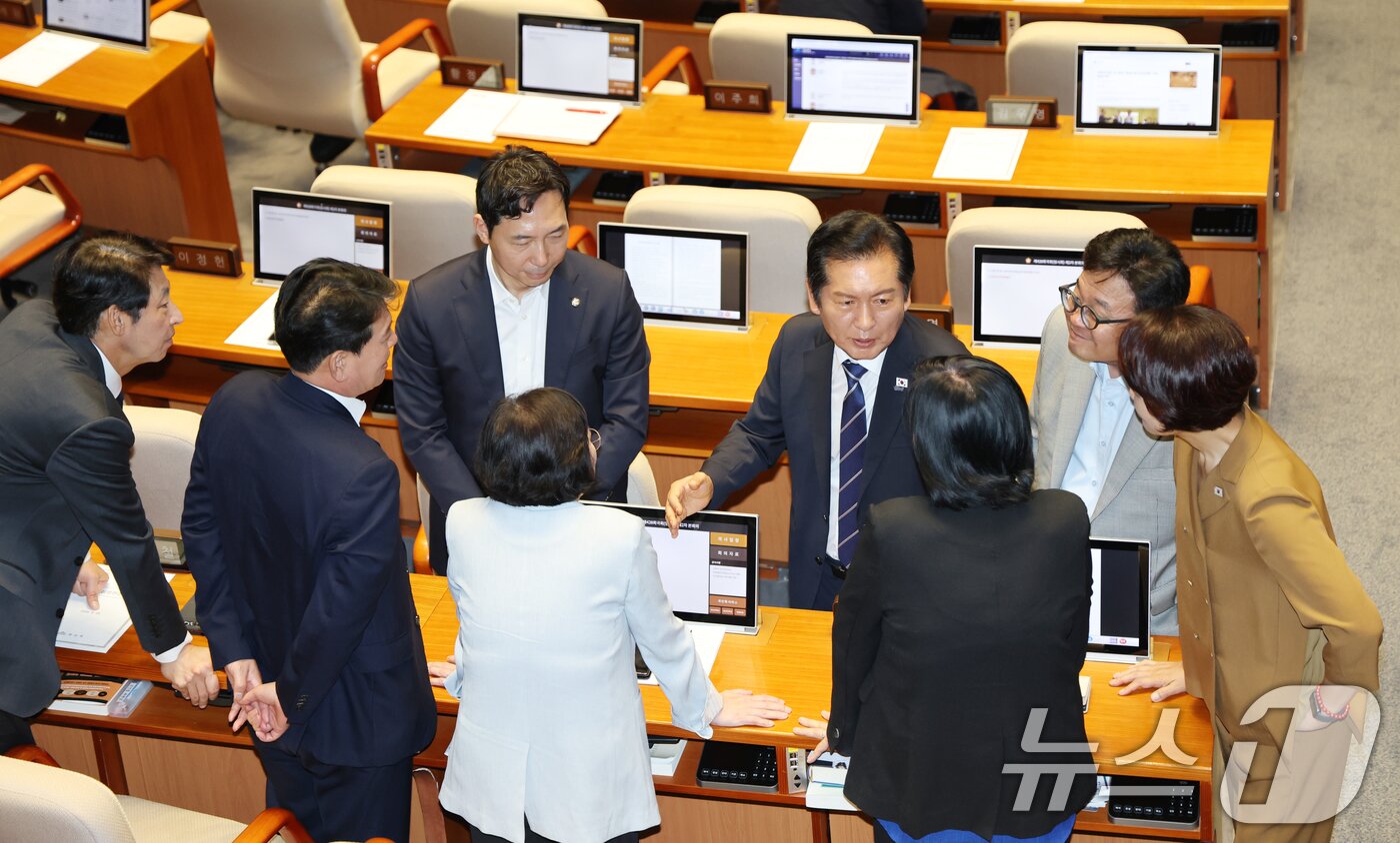 본문 이미지 - 정청래 더불어민주당 대표가 25일 오전 서울 여의도 국회에서 열린 제428회 국회&#40;임시회&#41; 제2차 본회의에서 &#39;2차 상법 개정안&#39; 투표를 마치고 의원들과 대화하고 있다. 2025.8.25/뉴스1 ⓒ News1 이승배 기자
