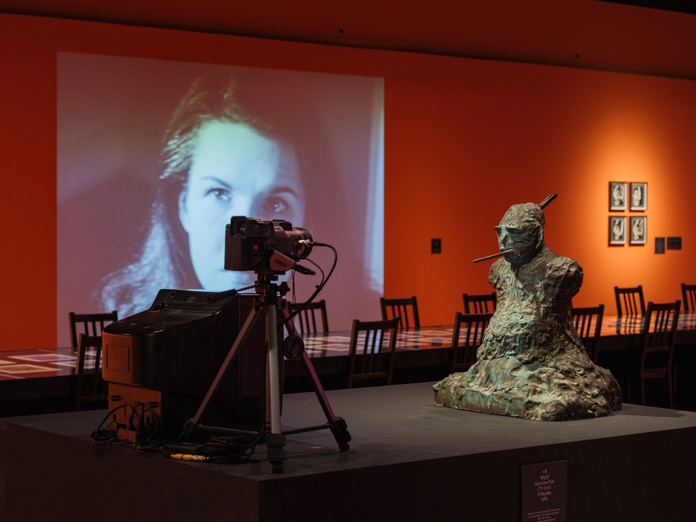 본문 이미지 - 백남준, 〈TV 부처〉, 1989. 청동 조각, TV 모니터, 캠코더. 105 &times; 140 &times; 70 cm. 제13회 서울미디어시티비엔날레 '강령: 영혼의 기술' 전시 전경, 서울시립미술관, 2025. 사진: 홍철기. 서울시립미술관 제공