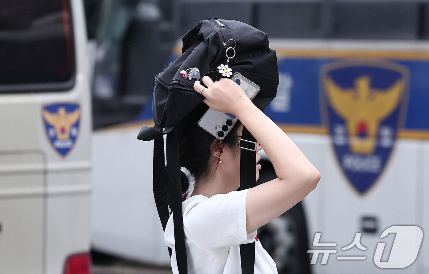 본문 이미지 - 비가 내린 25일 오전 서울 종로구 광화문 일대에서 우산을 준비하지 못한 시민들이 가방으로 비를 막은 채 출근길 발걸음을 서두르고 있다. 2025.8.25/뉴스1 ⓒ News1 김성진 기자