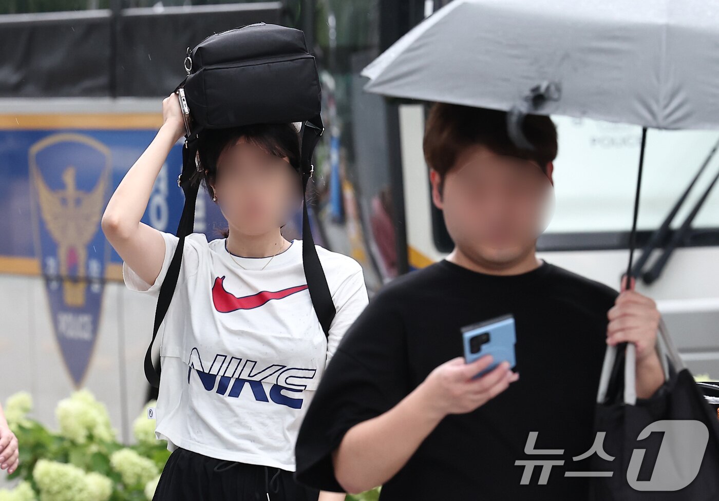 본문 이미지 - 비가 내린 25일 오전 서울 종로구 광화문 일대에서 우산을 준비하지 못한 시민들이 가방으로 비를 막은 채 출근길 발걸음을 서두르고 있다. 2025.8.25/뉴스1 ⓒ News1 김성진 기자