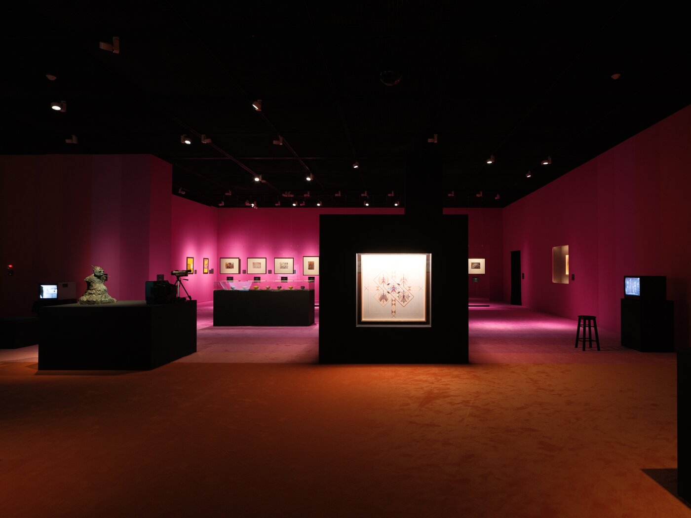 본문 이미지 - 엠마 쿤츠, '무제' 외, 연도 미상, 갈색 모눈종이에 연필과 색연필. 91.5 &times; 91.5 cm (액자 93.5 &times; 93.5 &times; 5 cm). 제13회 서울미디어시티비엔날레  '강령: 영혼의 기술' 전시 전경, 서울시립미술관, 2025. 사진: 홍철기. 서울시립미술관 제공