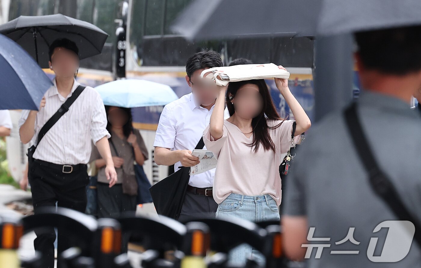 본문 이미지 - 비가 내린 25일 오전 서울 종로구 광화문 일대에서 우산을 준비하지 못한 시민들이 가방으로 비를 막은 채 출근길 발걸음을 서두르고 있다. 2025.8.25/뉴스1 ⓒ News1 김성진 기자