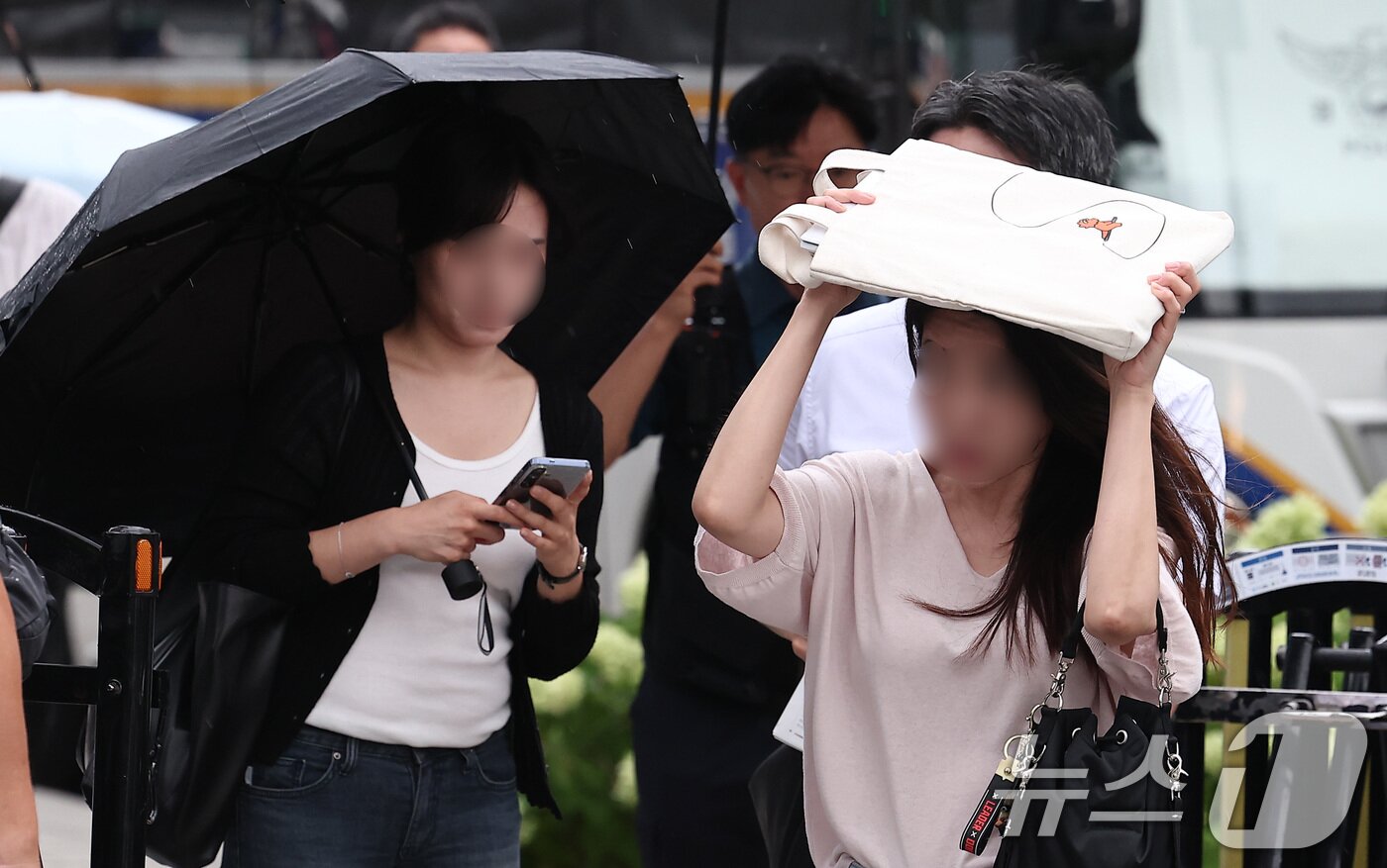 본문 이미지 - 비가 내린 25일 오전 서울 종로구 광화문 일대에서 우산을 준비하지 못한 시민들이 가방으로 비를 막은 채 출근길 발걸음을 서두르고 있다. 2025.8.25/뉴스1 ⓒ News1 김성진 기자