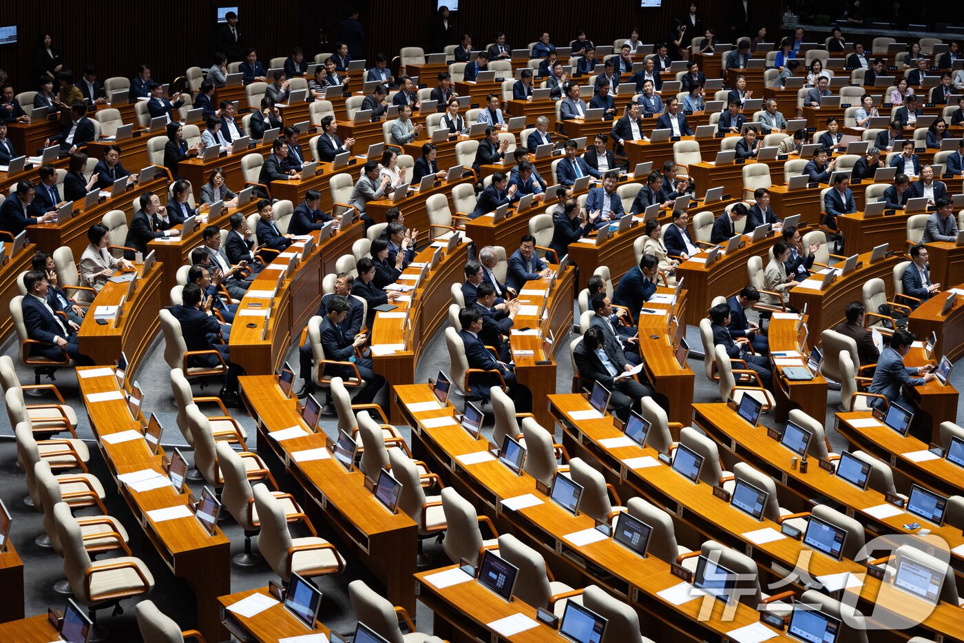 본문 이미지 - 25일 서울 여의도 국회에서 열린 제428회 국회&#40;임시회&#41; 제2차 본회의에서 상법 일부개정법률안이 통과되자 여당 의원들이 박수치고 있다. 2025.8.25/뉴스1 ⓒ News1 유승관 기자