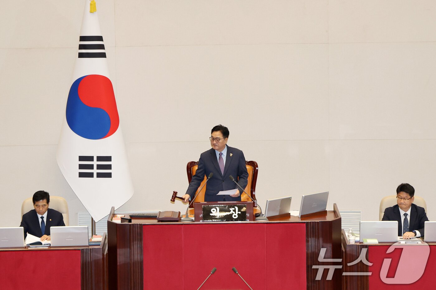 본문 이미지 - 우원식 국회의장이 25일 오전 서울 여의도 국회에서 열린 제428회 국회&#40;임시회&#41; 제2차 본회의에서 2차 상법 개정안 통과를 알리고 있다. 2025.8.25/뉴스1 ⓒ News1 이승배 기자