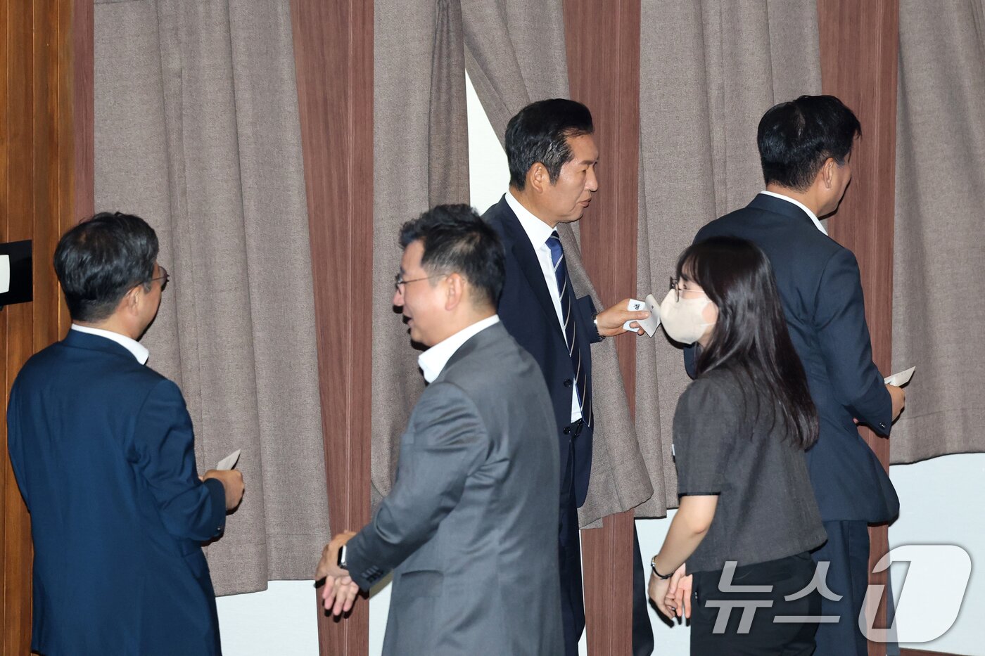 본문 이미지 - 정청래 더불어민주당 대표가 25일 오전 서울 여의도 국회에서 열린 제428회 국회&#40;임시회&#41; 제2차 본회의에서 &#39;2차 상법 개정안&#39; 투표를 하고 있다. 2025.8.25/뉴스1 ⓒ News1 이승배 기자