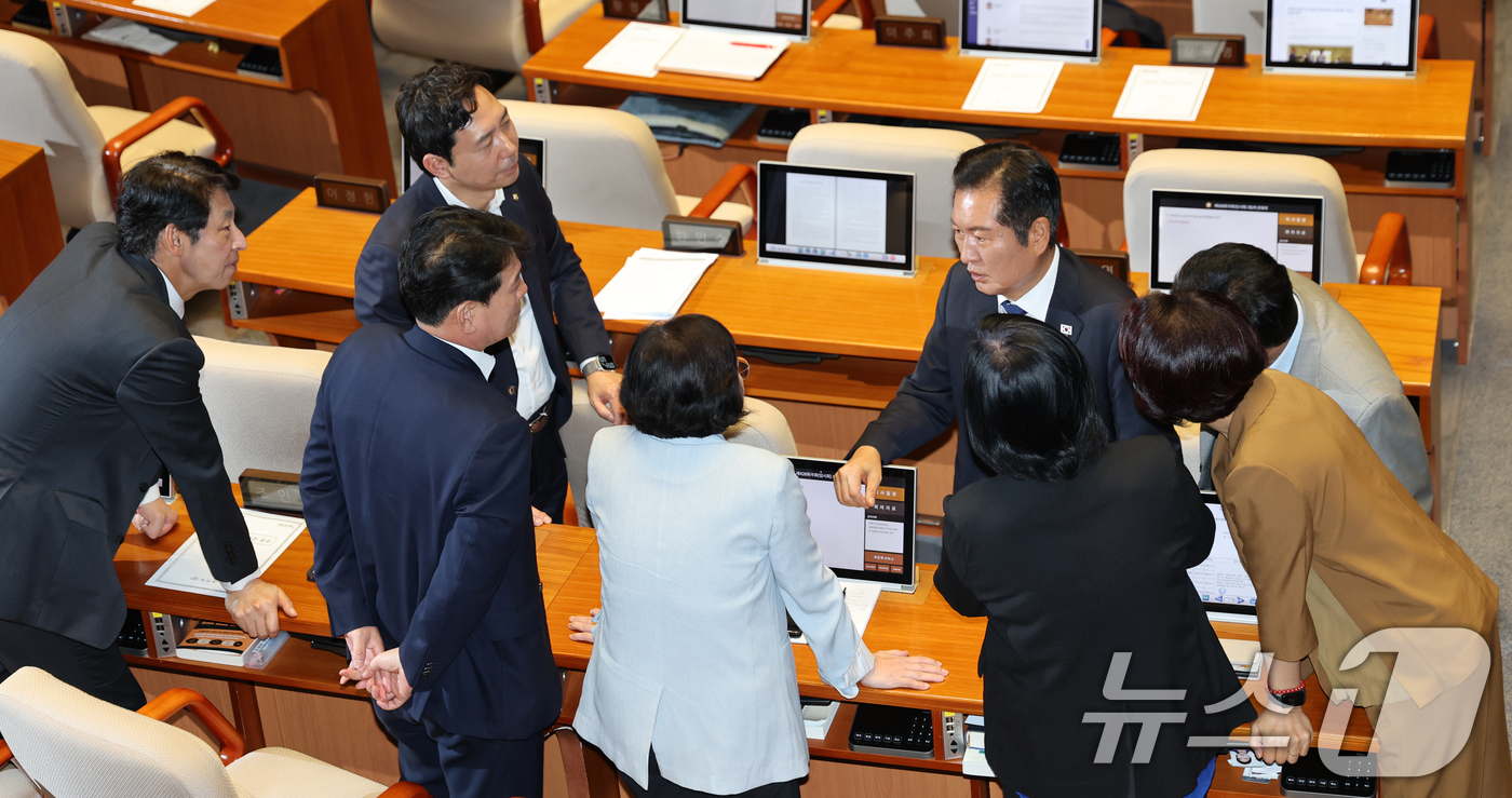 (서울=뉴스1) 이승배 기자 = 정청래 더불어민주당 대표가 25일 오전 서울 여의도 국회에서 열린 제428회 국회(임시회) 제2차 본회의에서 '2차 상법 개정안' 투표를 마치고 의 …