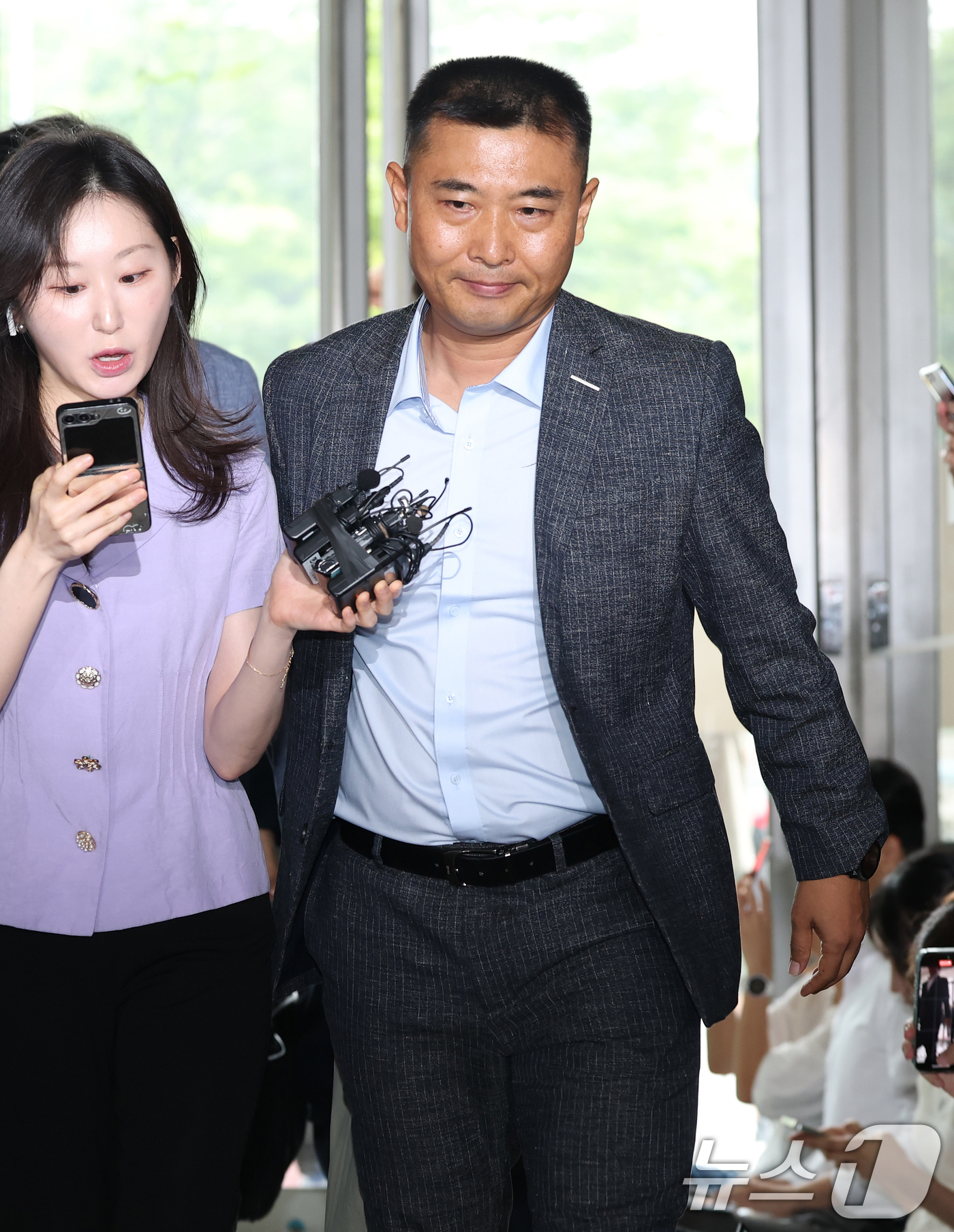 (서울=뉴스1) 오대일 기자 = 고 채상병 순직사건과 관련해 업무상과실치사상 혐의를 받는 박상현 전 해병7여단장이 25일 오전 서울 서초구 '순직 해병 특검'(이명현 특별검사) 사 …